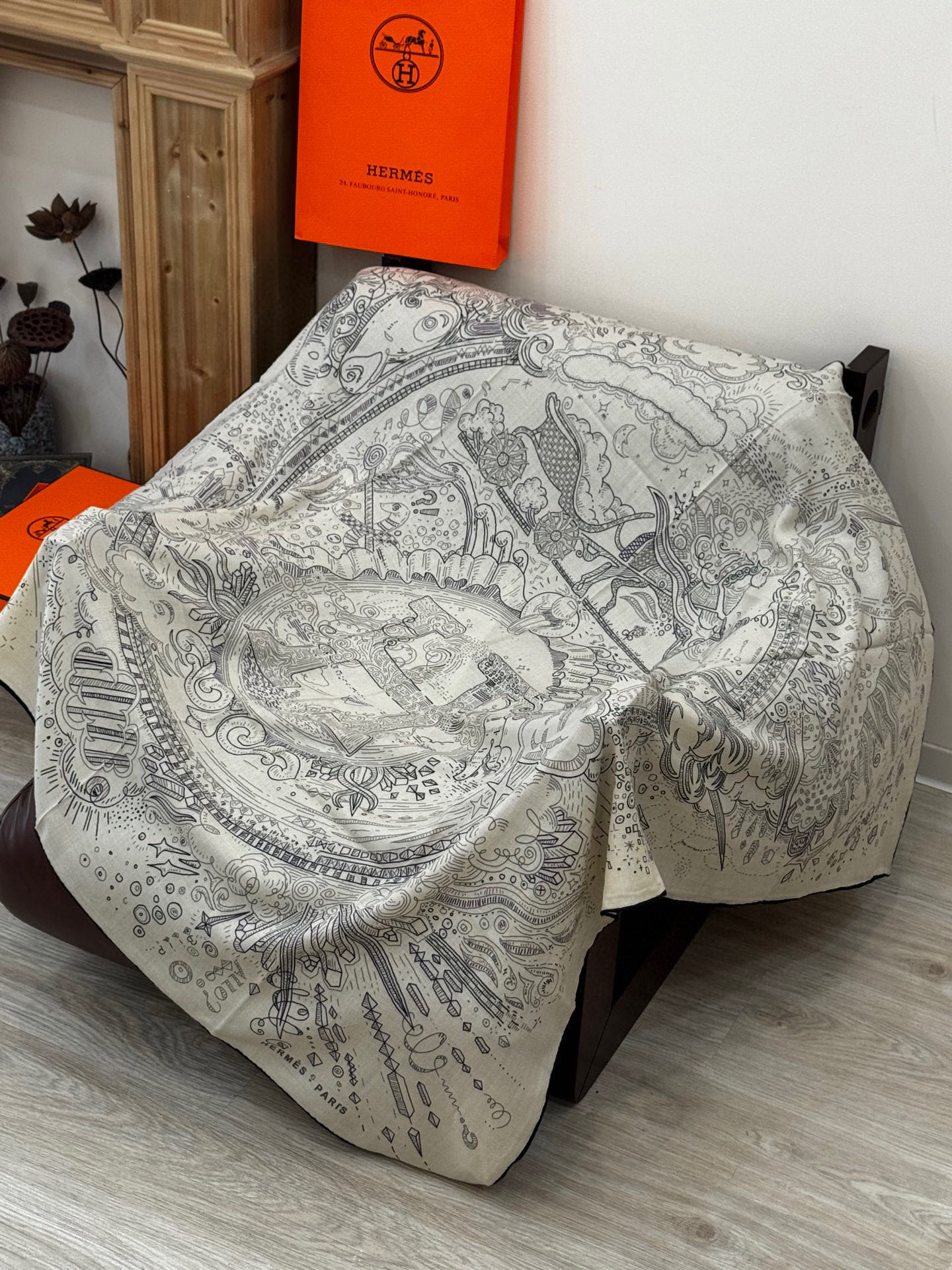  “正在接通中”140丝毛方巾
【140顶级丝毛双面同色印花】

手工卷边丝毛方巾（30%真丝70%羊毛