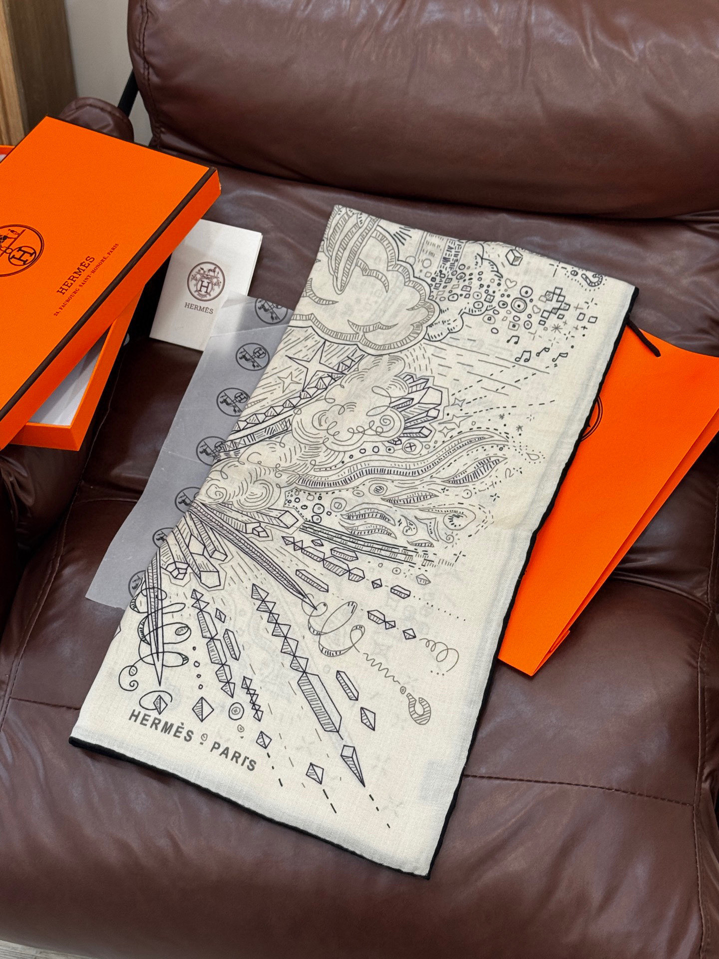  “正在接通中”140丝毛方巾
【140顶级丝毛双面同色印花】

手工卷边丝毛方巾（30%真丝70%羊毛