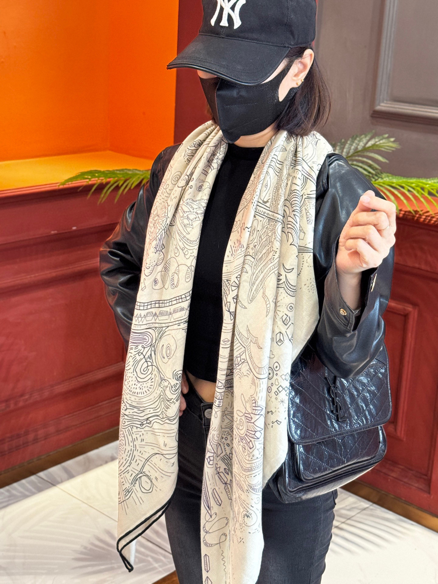  “正在接通中”140丝毛方巾
【140顶级丝毛双面同色印花】

手工卷边丝毛方巾（30%真丝70%羊毛