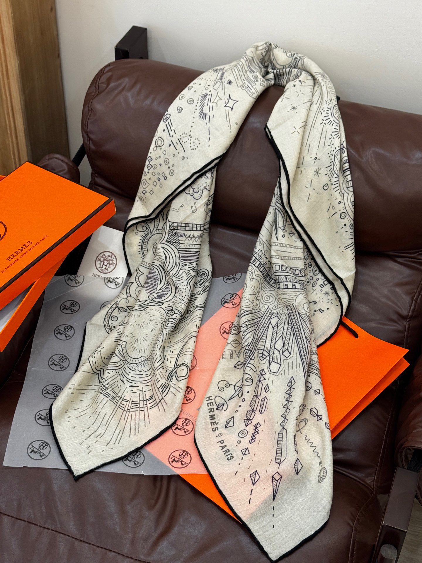  “正在接通中”140丝毛方巾
【140顶级丝毛双面同色印花】

手工卷边丝毛方巾（30%真丝70%羊毛