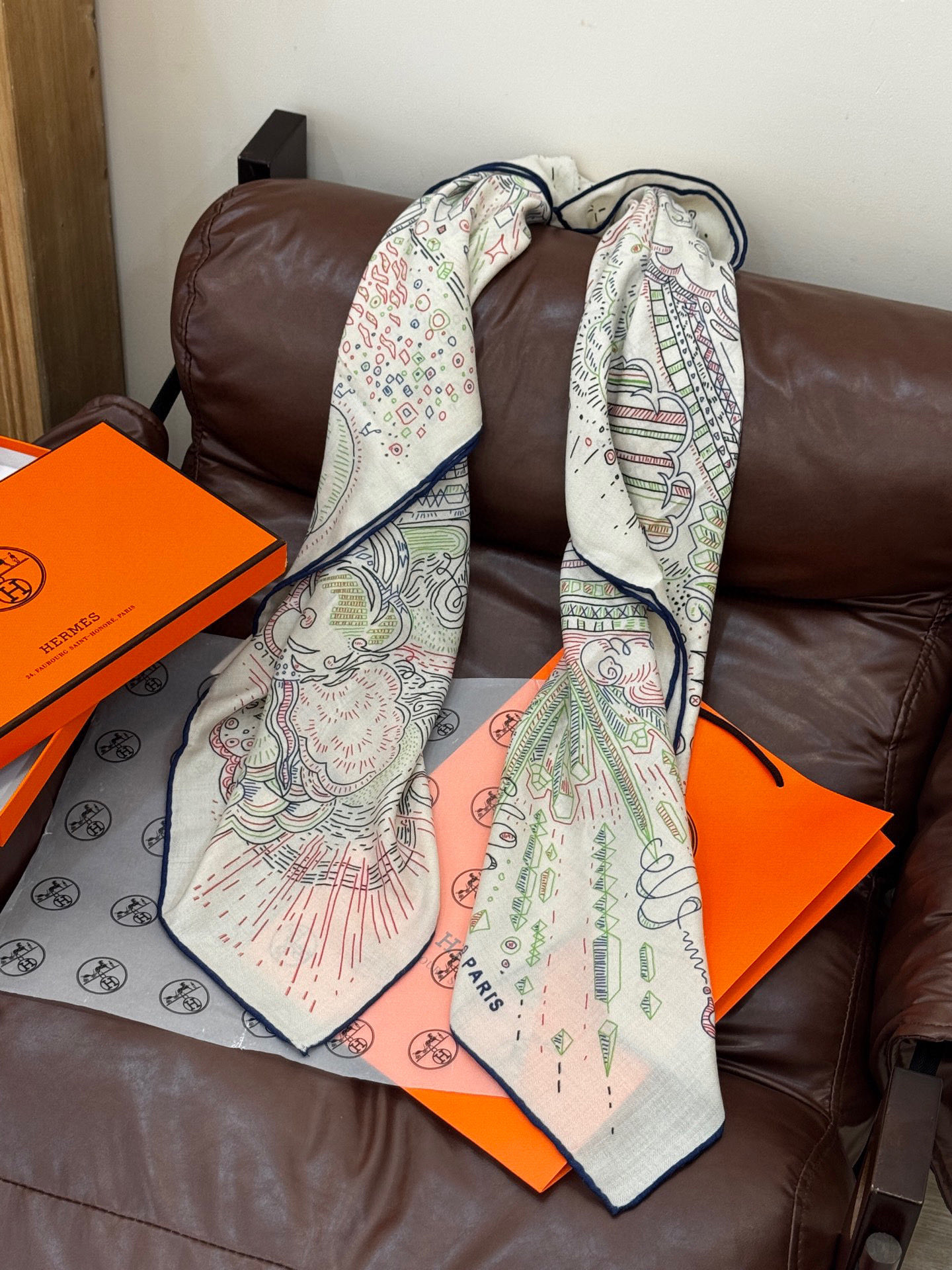  “正在接通中”140丝毛方巾
【140顶级丝毛双面同色印花】

手工卷边丝毛方巾（30%真丝70%羊毛