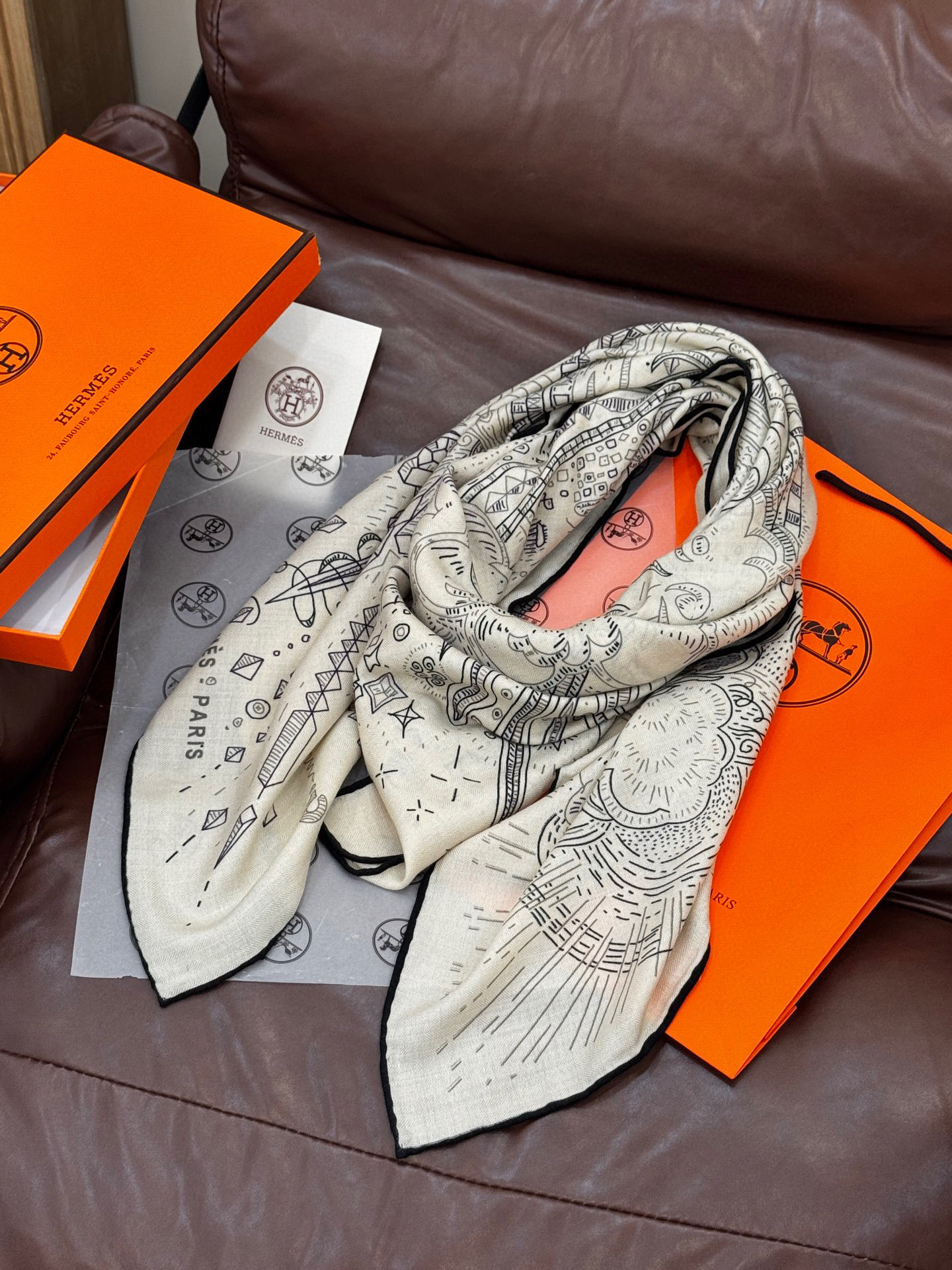  “正在接通中”140丝毛方巾
【140顶级丝毛双面同色印花】

手工卷边丝毛方巾（30%真丝70%羊毛