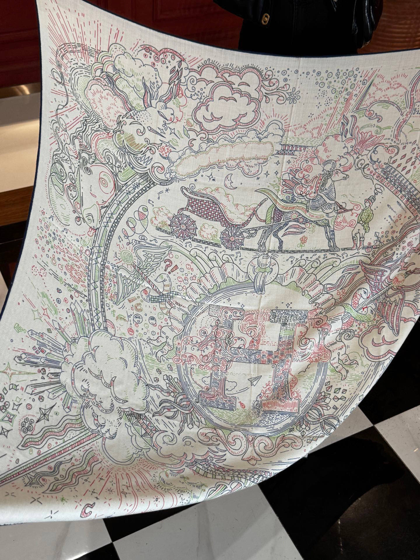  “正在接通中”140丝毛方巾
【140顶级丝毛双面同色印花】

手工卷边丝毛方巾（30%真丝70%羊毛