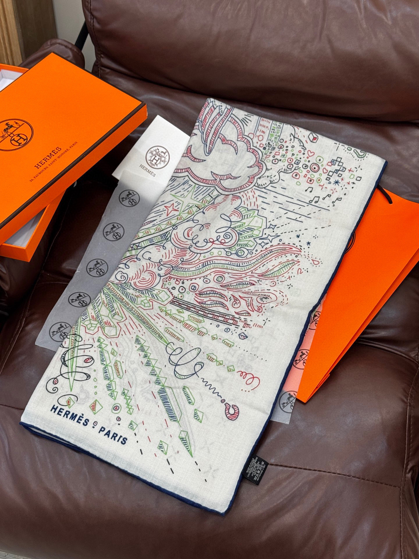  “正在接通中”140丝毛方巾
【140顶级丝毛双面同色印花】

手工卷边丝毛方巾（30%真丝70%羊毛