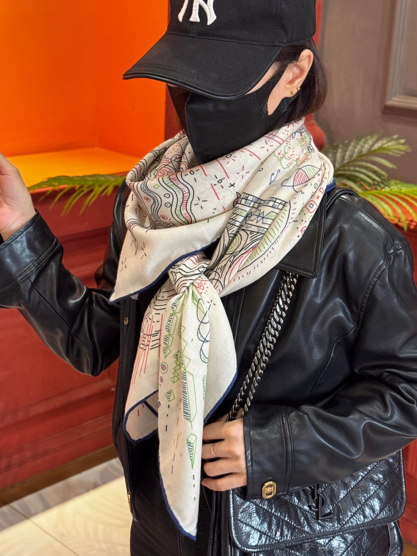  “正在接通中”140丝毛方巾
【140顶级丝毛双面同色印花】

手工卷边丝毛方巾（30%真丝70%羊毛