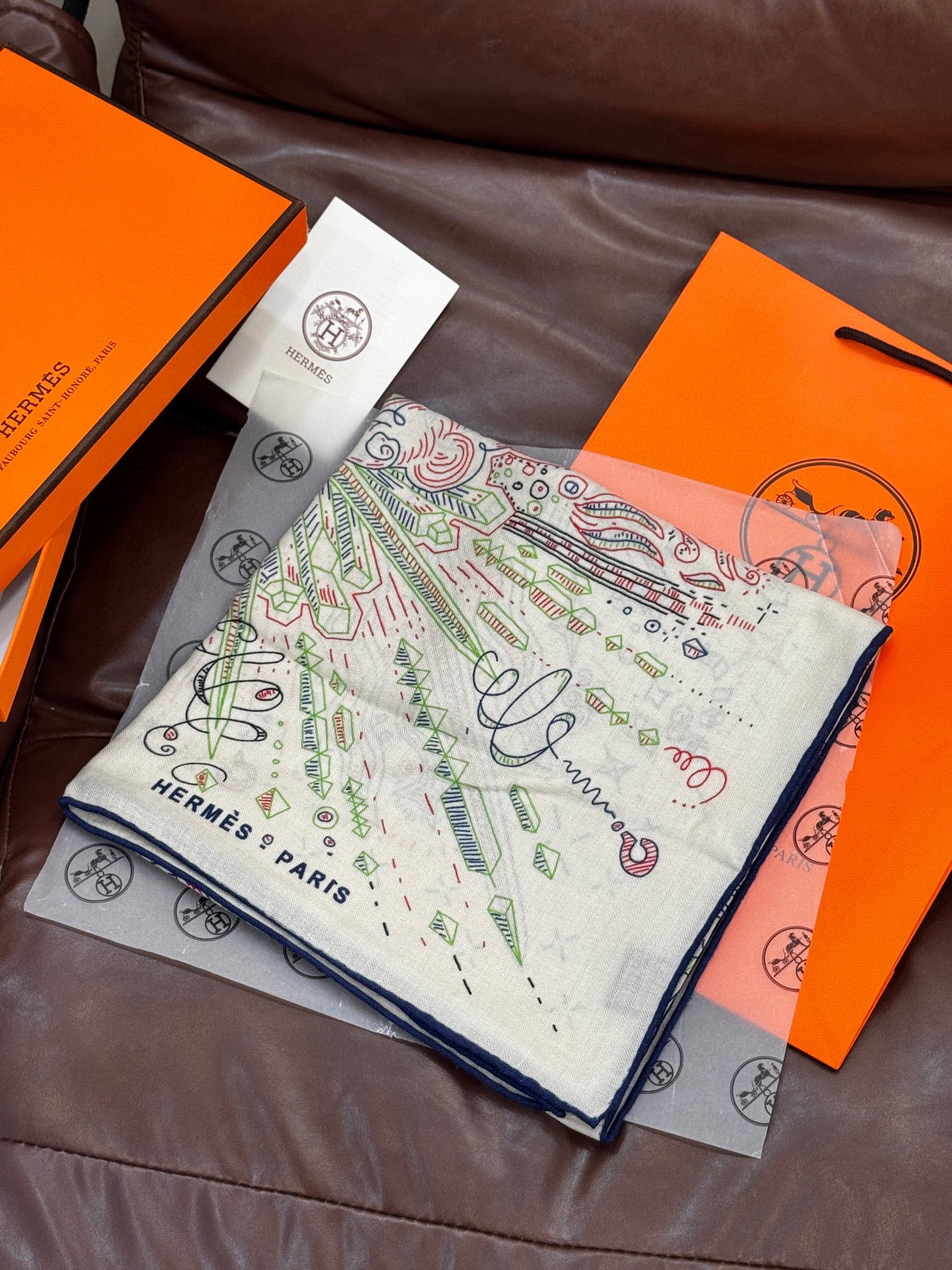  “正在接通中”140丝毛方巾
【140顶级丝毛双面同色印花】

手工卷边丝毛方巾（30%真丝70%羊毛