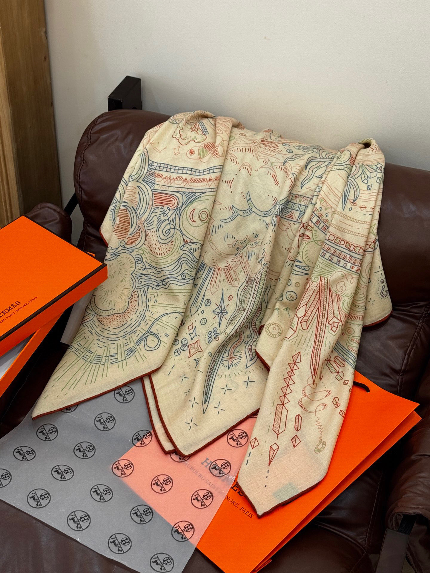  “正在接通中”140丝毛方巾
【140顶级丝毛双面同色印花】

手工卷边丝毛方巾（30%真丝70%羊毛