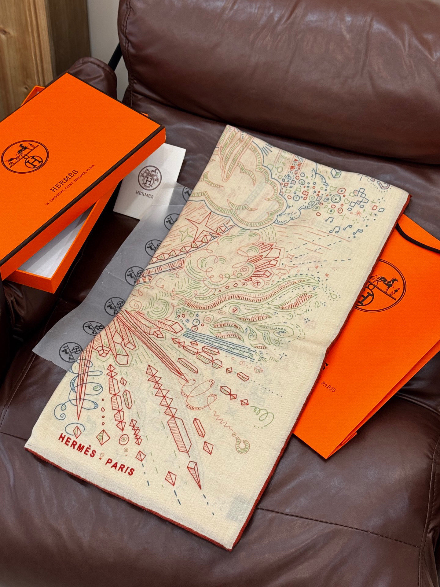  “正在接通中”140丝毛方巾
【140顶级丝毛双面同色印花】

手工卷边丝毛方巾（30%真丝70%羊毛