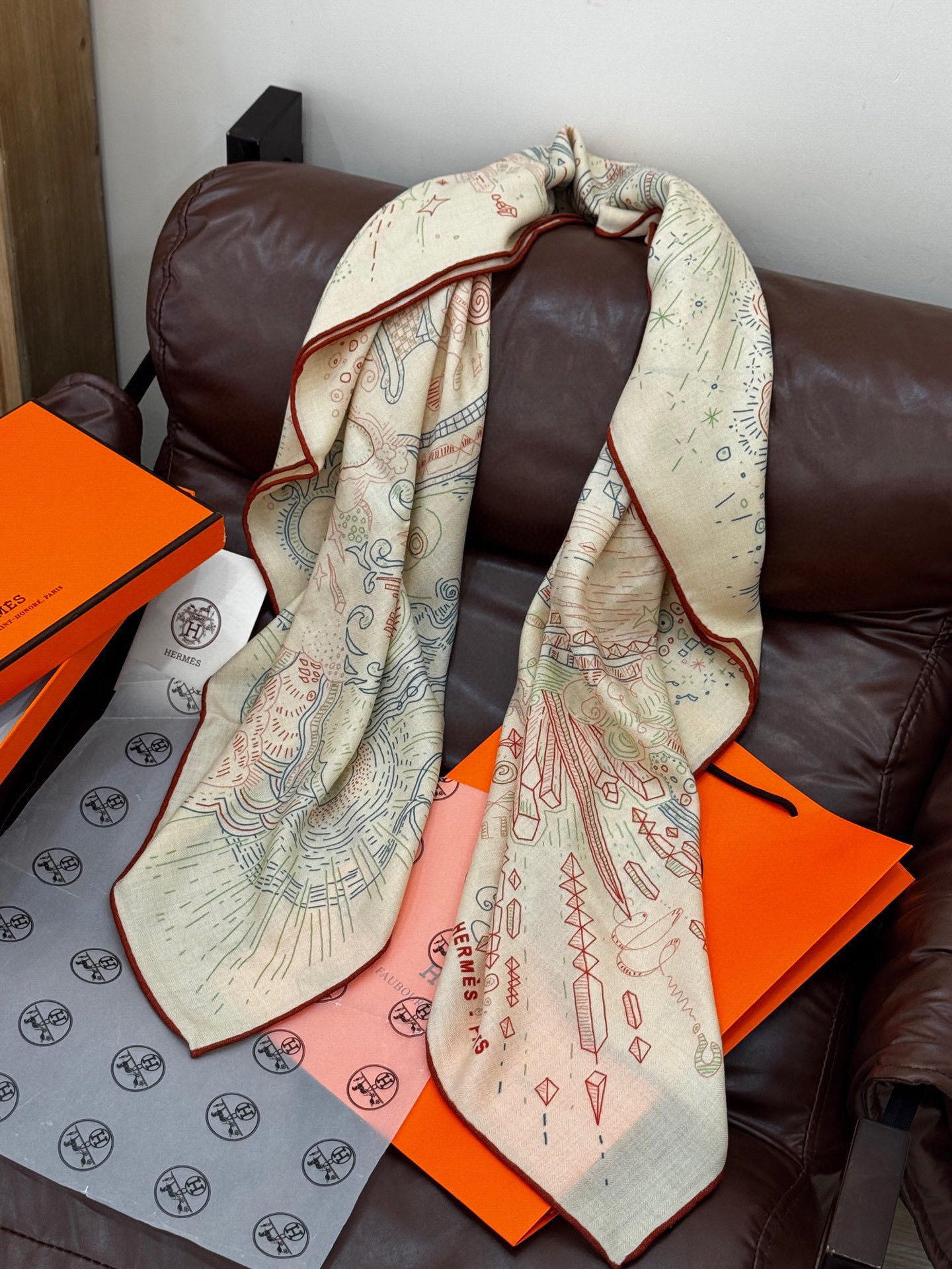  “正在接通中”140丝毛方巾
【140顶级丝毛双面同色印花】

手工卷边丝毛方巾（30%真丝70%羊毛