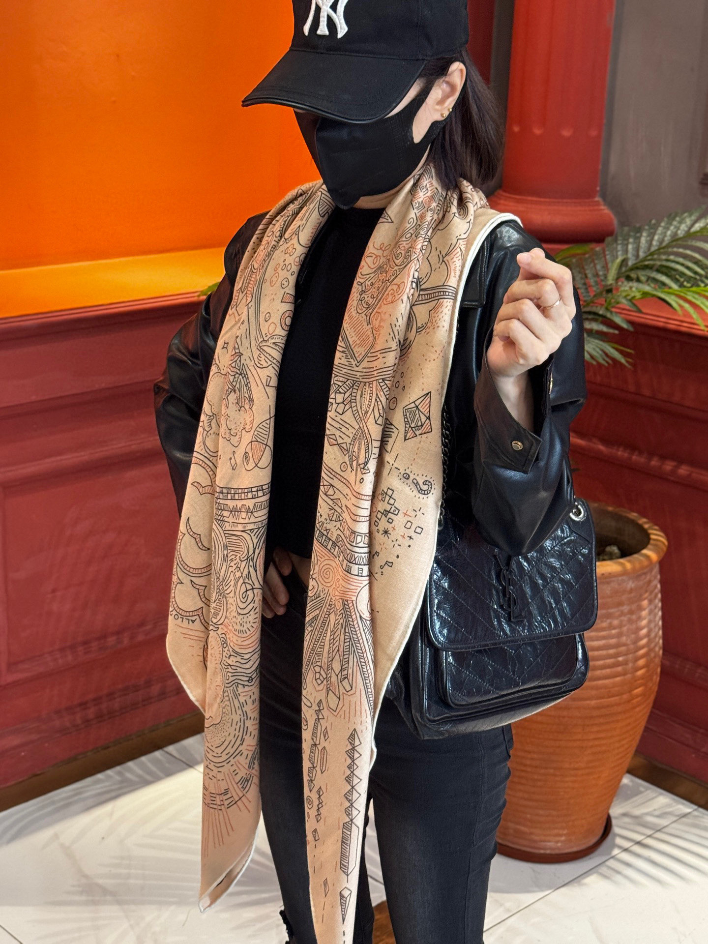  “正在接通中”140丝毛方巾
【140顶级丝毛双面同色印花】

手工卷边丝毛方巾（30%真丝70%羊毛