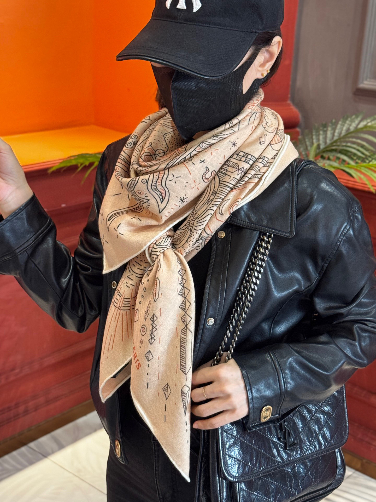  “正在接通中”140丝毛方巾
【140顶级丝毛双面同色印花】

手工卷边丝毛方巾（30%真丝70%羊毛