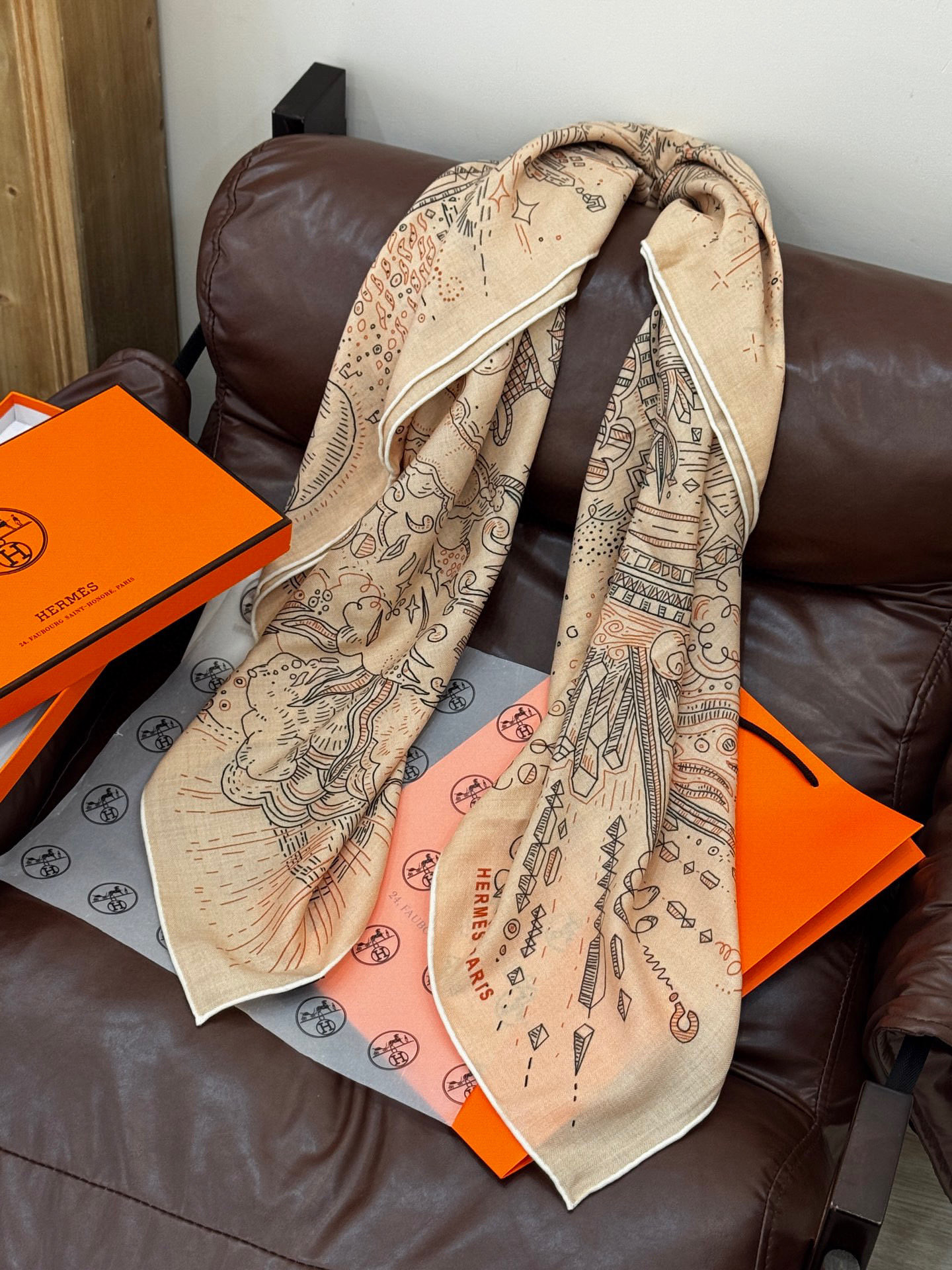  “正在接通中”140丝毛方巾
【140顶级丝毛双面同色印花】

手工卷边丝毛方巾（30%真丝70%羊毛