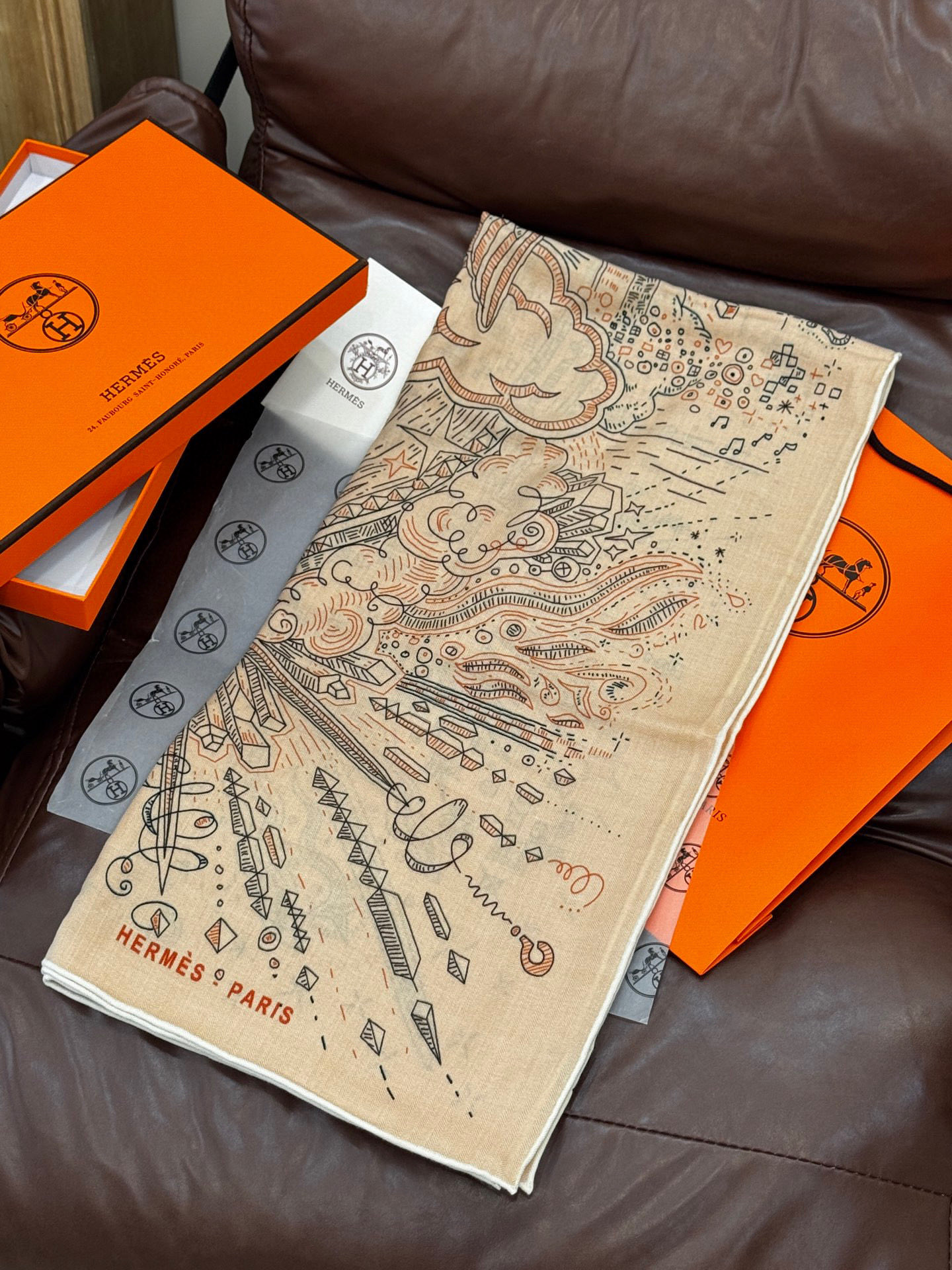  “正在接通中”140丝毛方巾
【140顶级丝毛双面同色印花】

手工卷边丝毛方巾（30%真丝70%羊毛