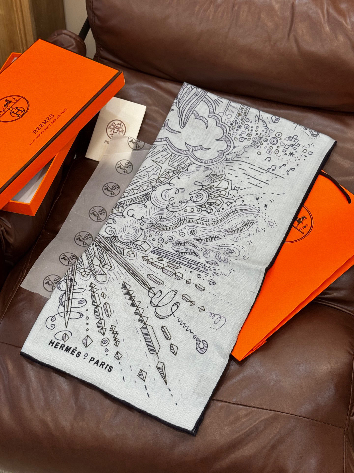  “正在接通中”140丝毛方巾
【140顶级丝毛双面同色印花】

手工卷边丝毛方巾（30%真丝70%羊毛