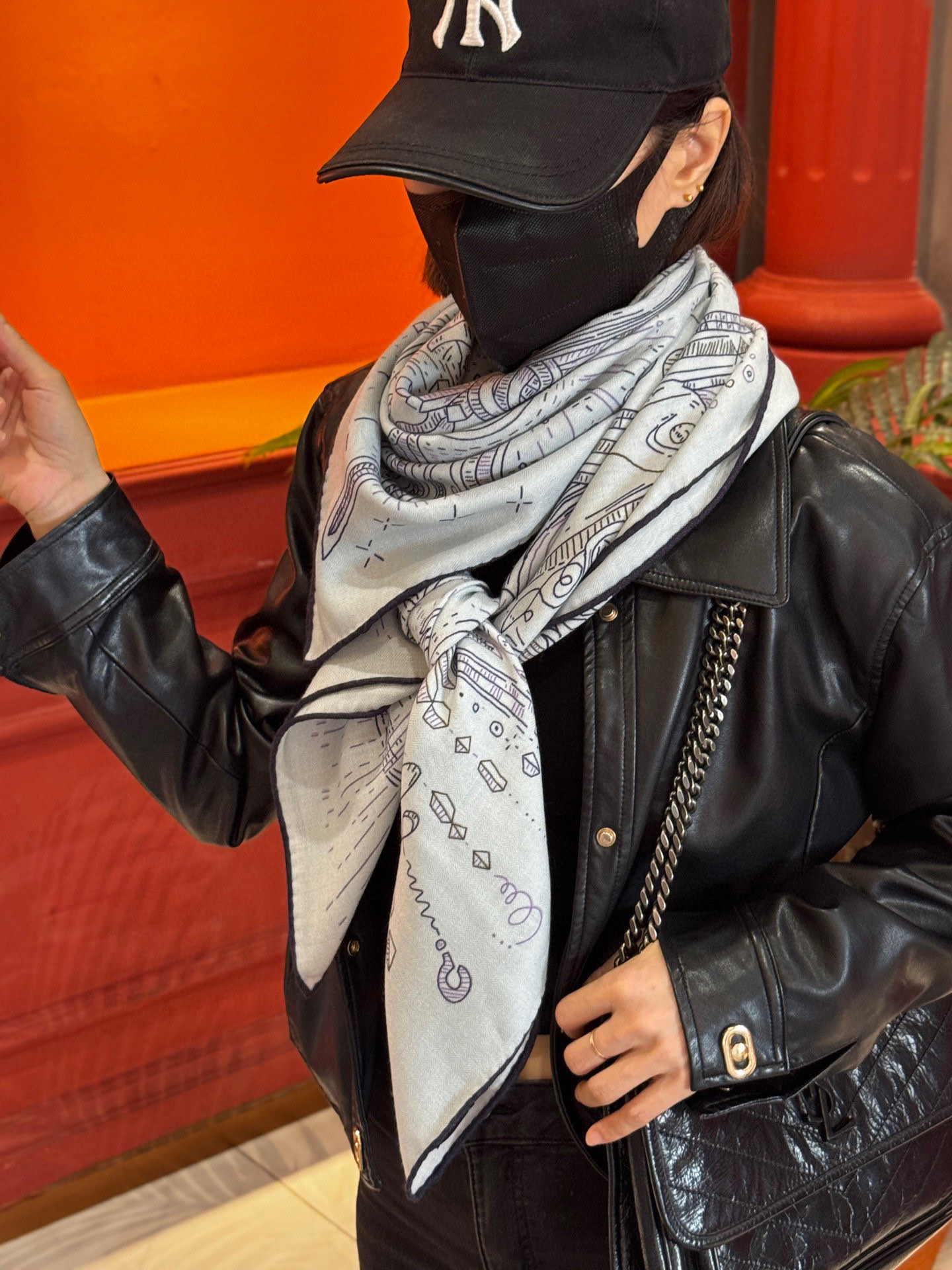  “正在接通中”140丝毛方巾
【140顶级丝毛双面同色印花】

手工卷边丝毛方巾（30%真丝70%羊毛