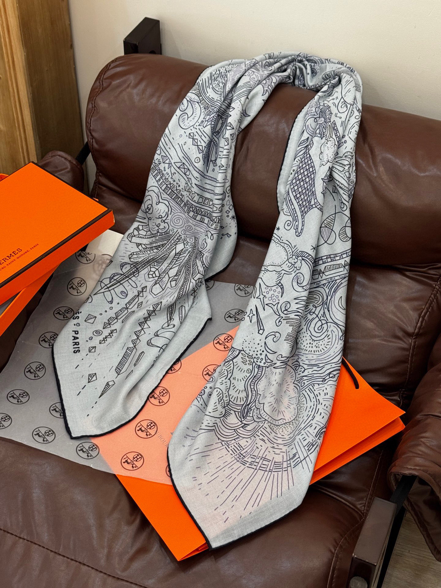  “正在接通中”140丝毛方巾
【140顶级丝毛双面同色印花】

手工卷边丝毛方巾（30%真丝70%羊毛