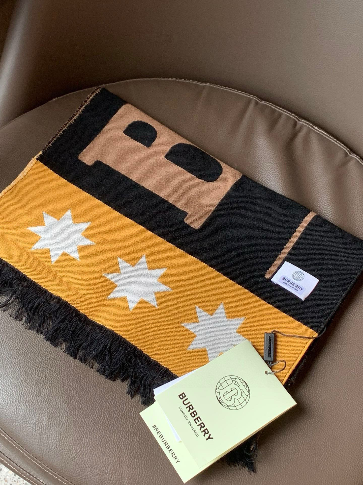  【柜姐实拍】揭秘这款为何能出道既是巅峰！
这么好看的风格谁能拒绝！丝毛质地！最经典的斜纹织造工艺！垂坠