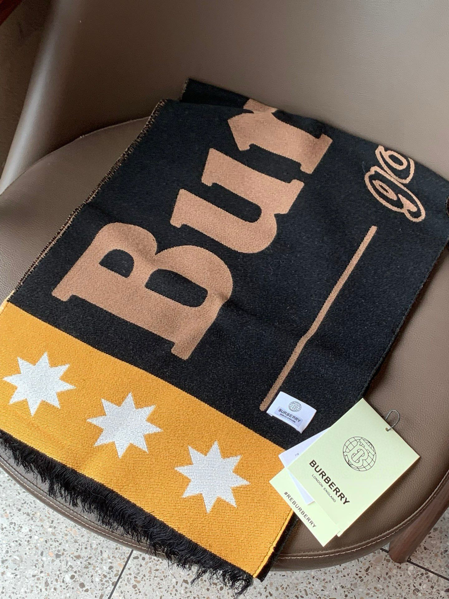  【柜姐实拍】揭秘这款为何能出道既是巅峰！
这么好看的风格谁能拒绝！丝毛质地！最经典的斜纹织造工艺！垂坠