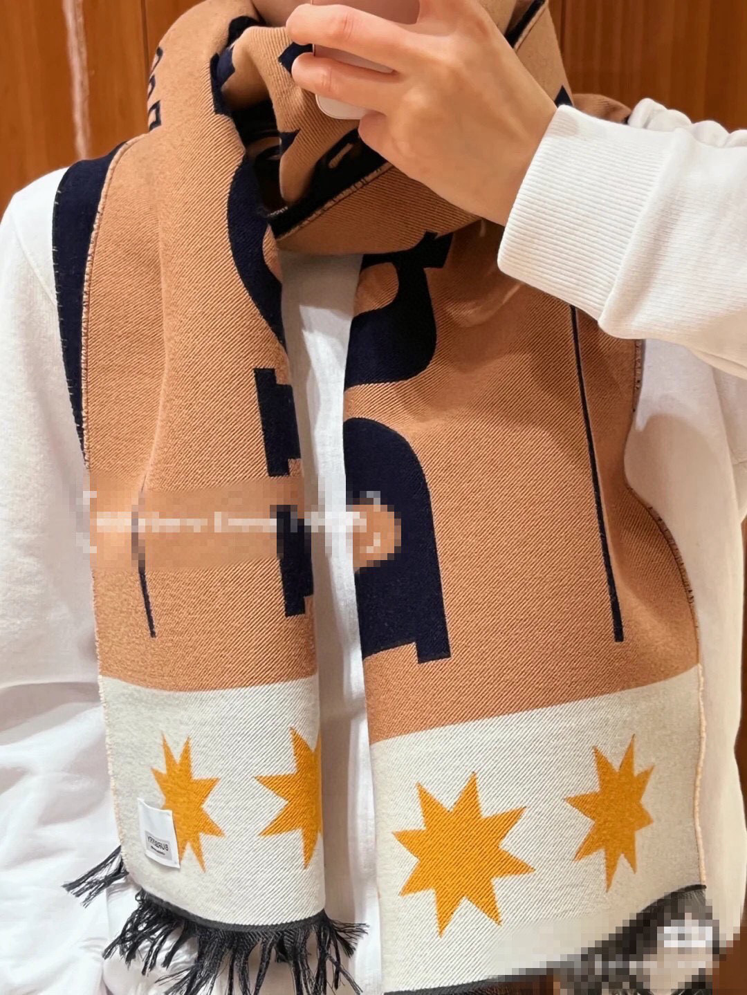  【柜姐实拍】揭秘这款为何能出道既是巅峰！
这么好看的风格谁能拒绝！丝毛质地！最经典的斜纹织造工艺！垂坠