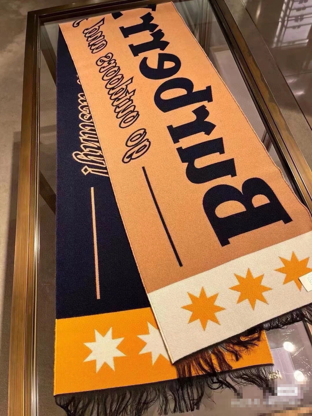  【柜姐实拍】揭秘这款为何能出道既是巅峰！
这么好看的风格谁能拒绝！丝毛质地！最经典的斜纹织造工艺！垂坠