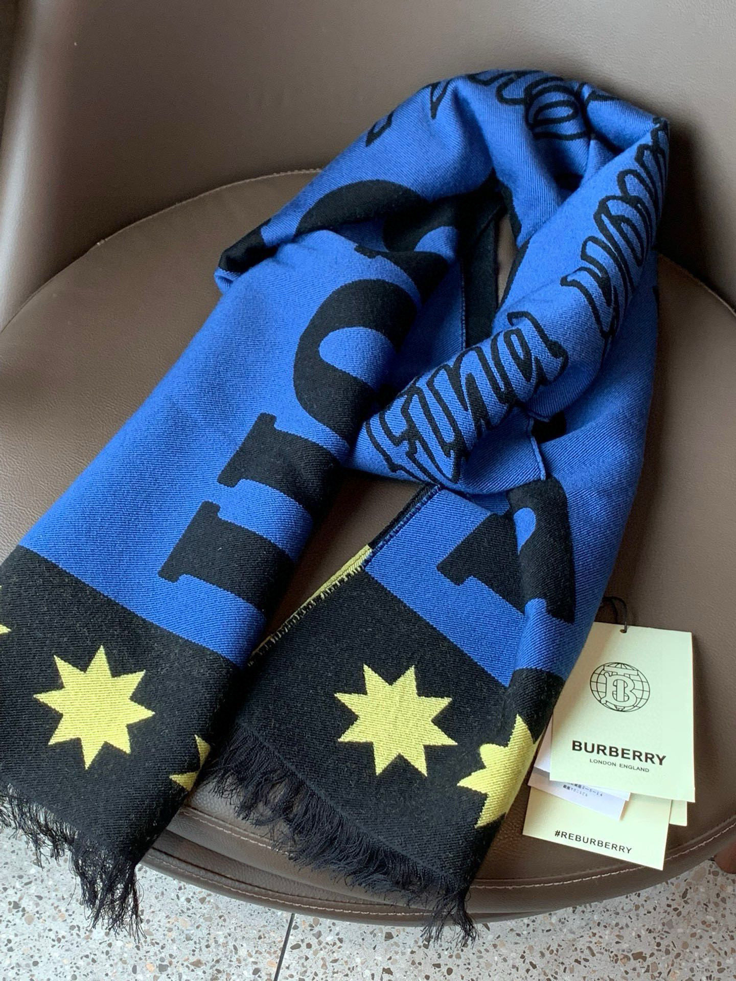  【柜姐实拍】揭秘这款为何能出道既是巅峰！
这么好看的风格谁能拒绝！丝毛质地！最经典的斜纹织造工艺！垂坠