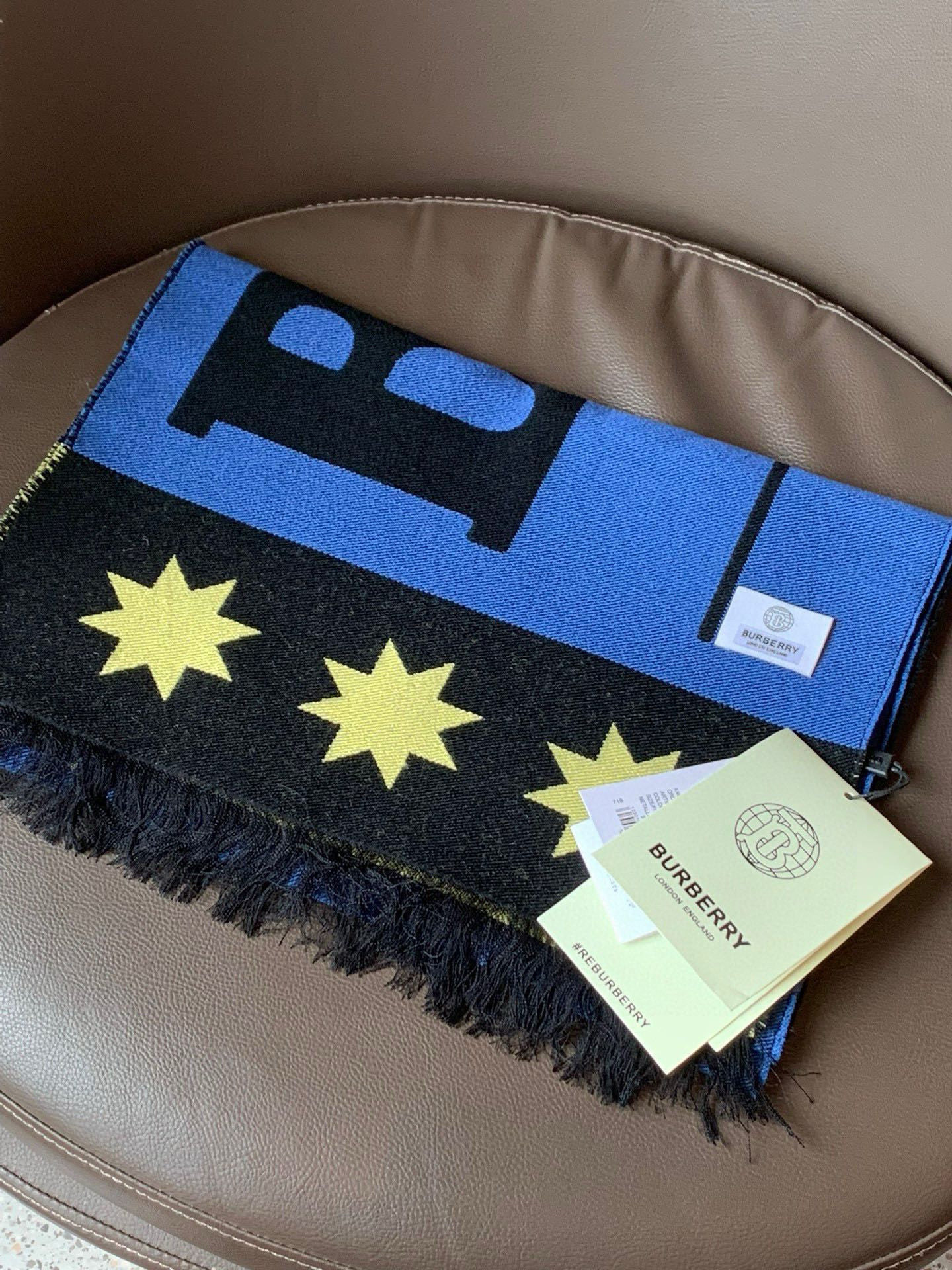  【柜姐实拍】揭秘这款为何能出道既是巅峰！
这么好看的风格谁能拒绝！丝毛质地！最经典的斜纹织造工艺！垂坠