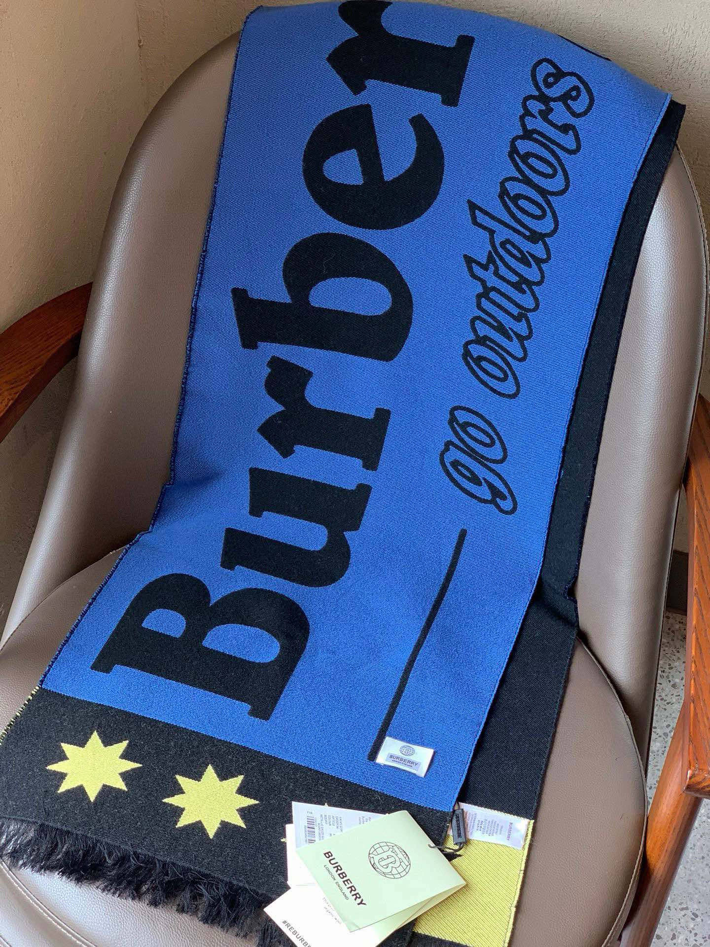  【柜姐实拍】揭秘这款为何能出道既是巅峰！
这么好看的风格谁能拒绝！丝毛质地！最经典的斜纹织造工艺！垂坠