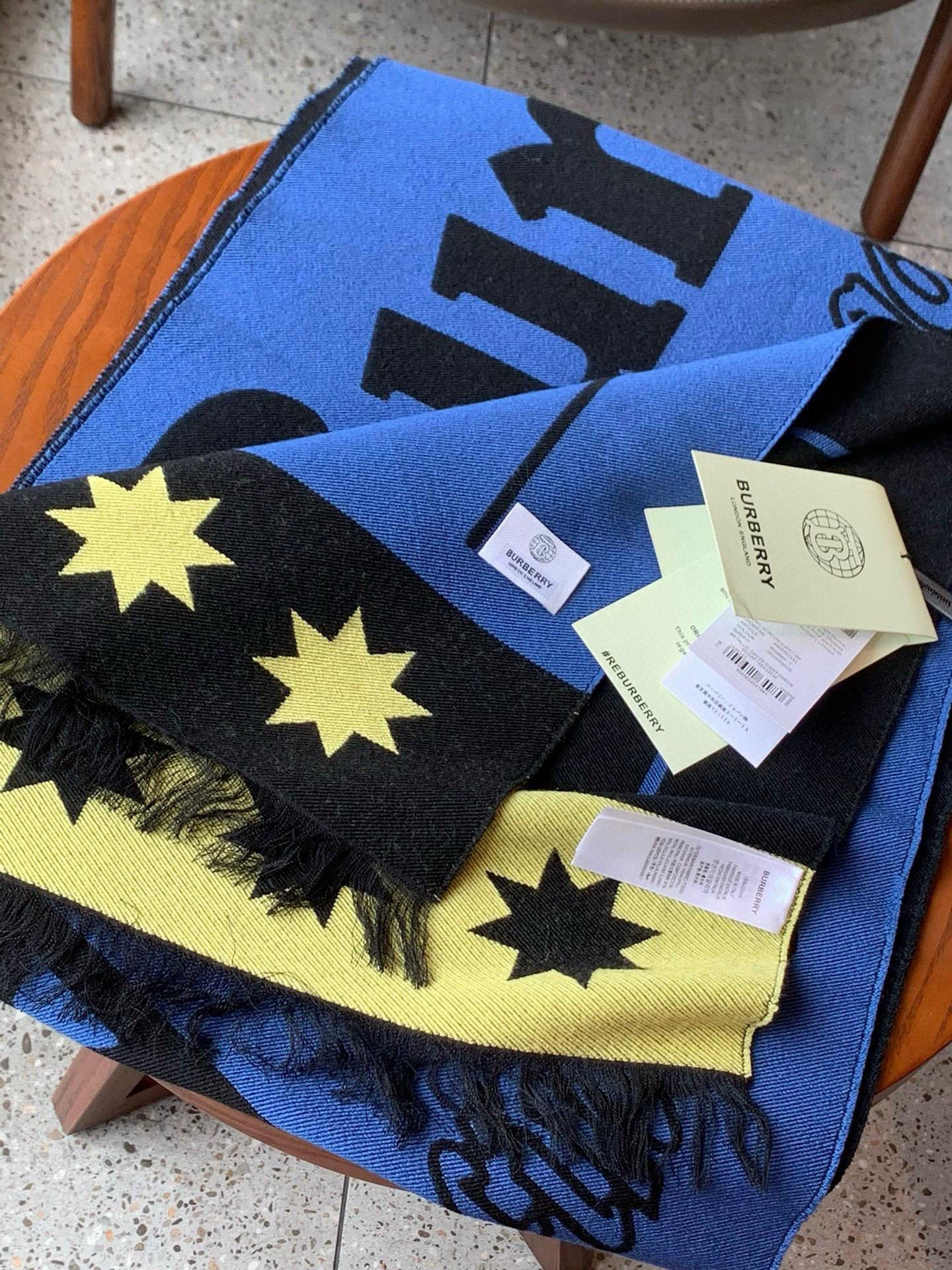  【柜姐实拍】揭秘这款为何能出道既是巅峰！
这么好看的风格谁能拒绝！丝毛质地！最经典的斜纹织造工艺！垂坠