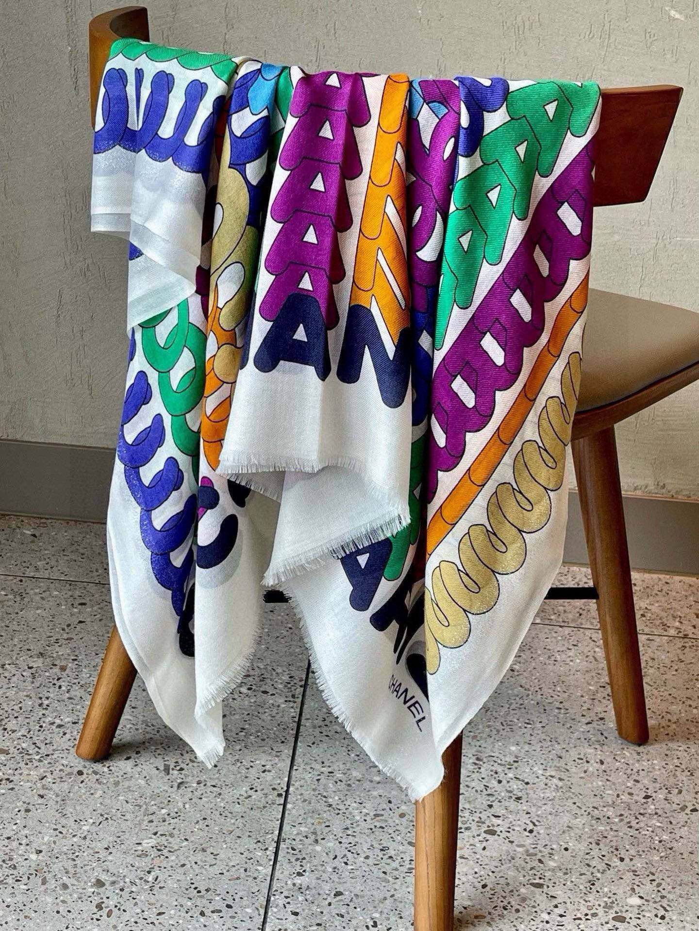  新💖💖会发光发亮的围巾💃🏻💃🏻【银线圆双C几何印花长巾】‼️抢‼️VIP推荐  ‼️👍下手一定要快【高