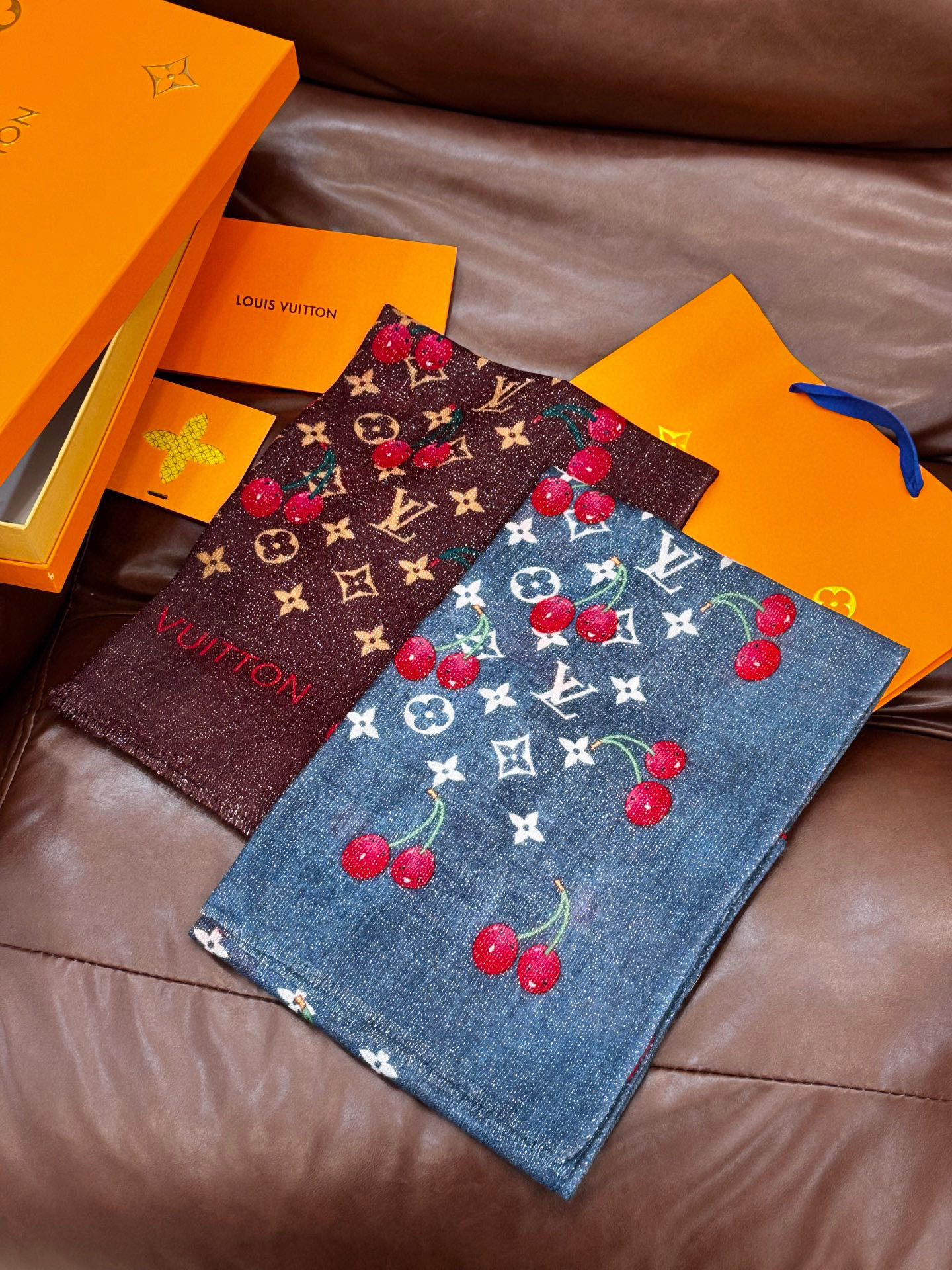   上新 会发光发亮的围巾💕 。新款樱桃LV羊绒方巾 
LV x TM Monogram Cerise 