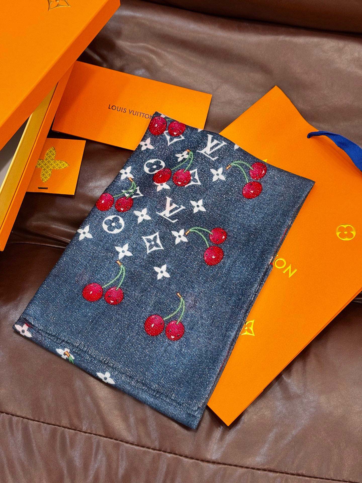   上新 会发光发亮的围巾💕 。新款樱桃LV羊绒方巾 
LV x TM Monogram Cerise 