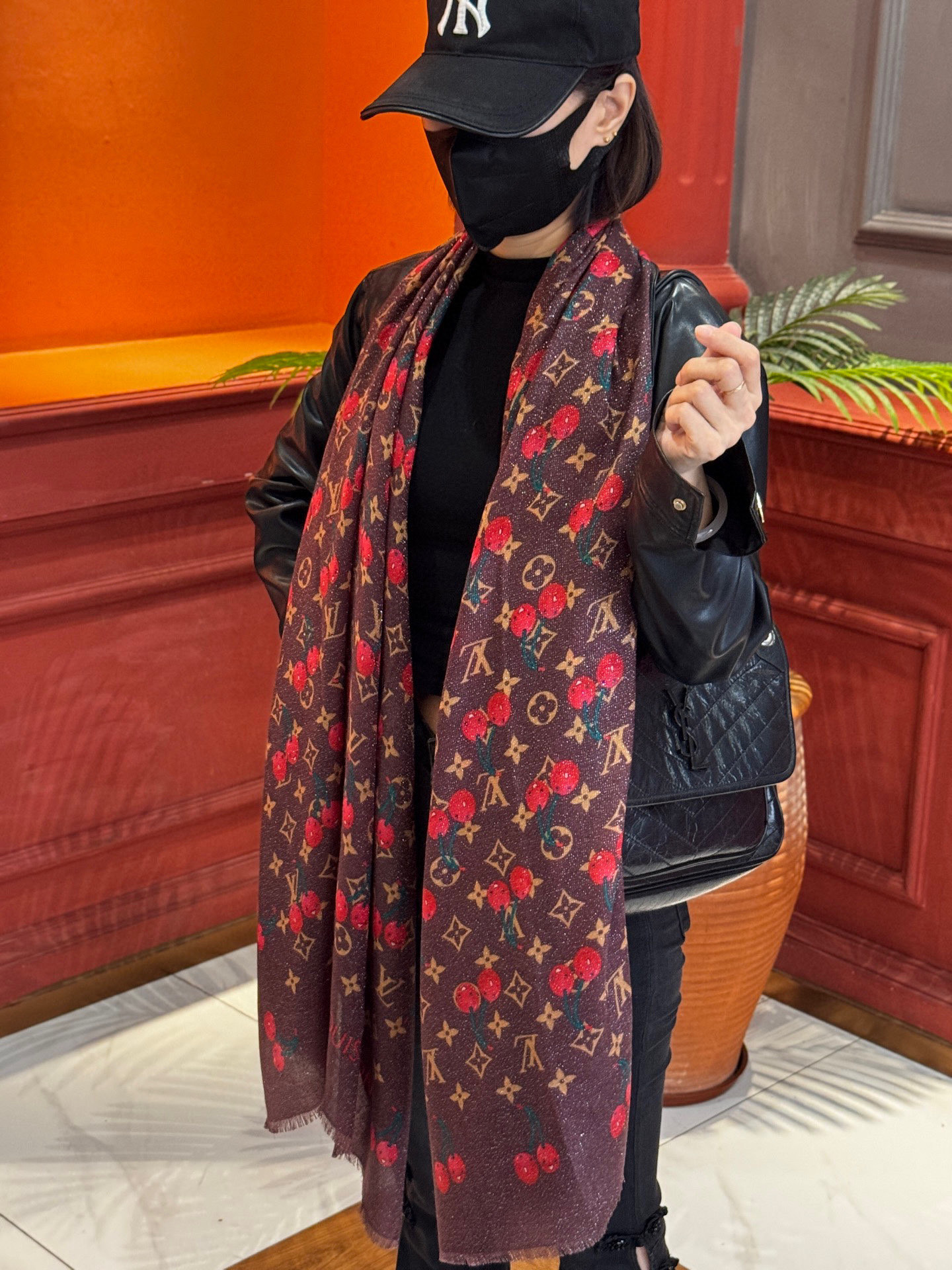 NO:340665,New scarf that will shine. New cherry LV cashmere square scarf. LV x TM Monogram Cerise from Louis Vuitton x Takashi Murakami replica series, reinterpreting the classic brand logo in a bright artistic style. The Monogram background and Takashi Murakami's colorful cherry patterns create a vibrant summer style, which is suitable for matching with other items in the same series. Size 100*200 high-version scarf, high-version scarf, louis vuitton, louis vuitton19860909上新 会发光发亮的围巾 新款樱桃LV羊绒方巾 LV x TM Monogram Cerise 出自路易威登 x 村上隆复刻系列,以明快的艺术风格重绎经典品牌标识.Monogram 背景与村上隆的缤纷樱桃图案共筑活力夏日格调,与同系列其他单品搭配相宜. 尺寸100*200高版本围巾,高版本围巾,louis vuitton,louis vuitton,scarf