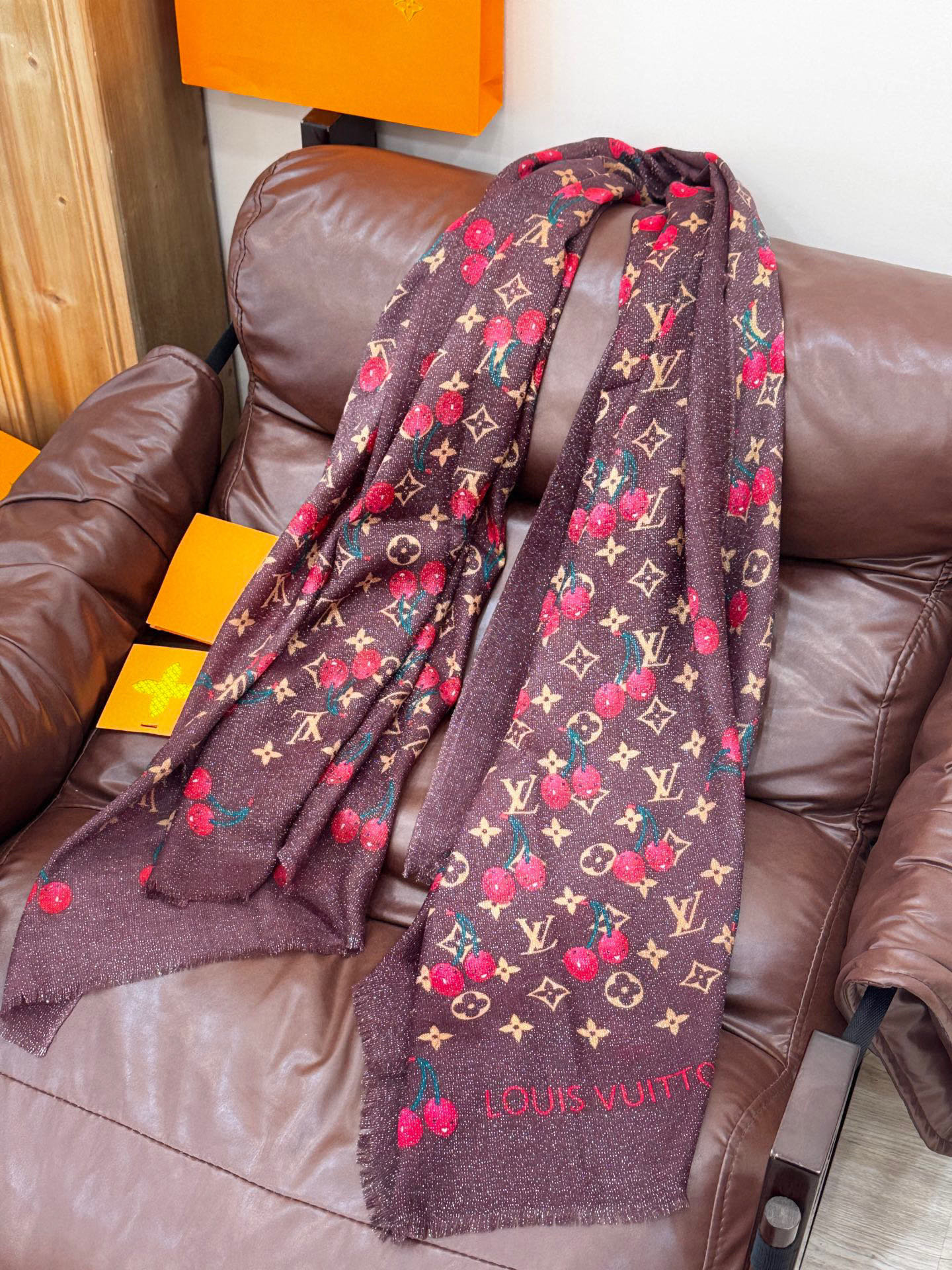   上新 会发光发亮的围巾💕 。新款樱桃LV羊绒方巾 
LV x TM Monogram Cerise 