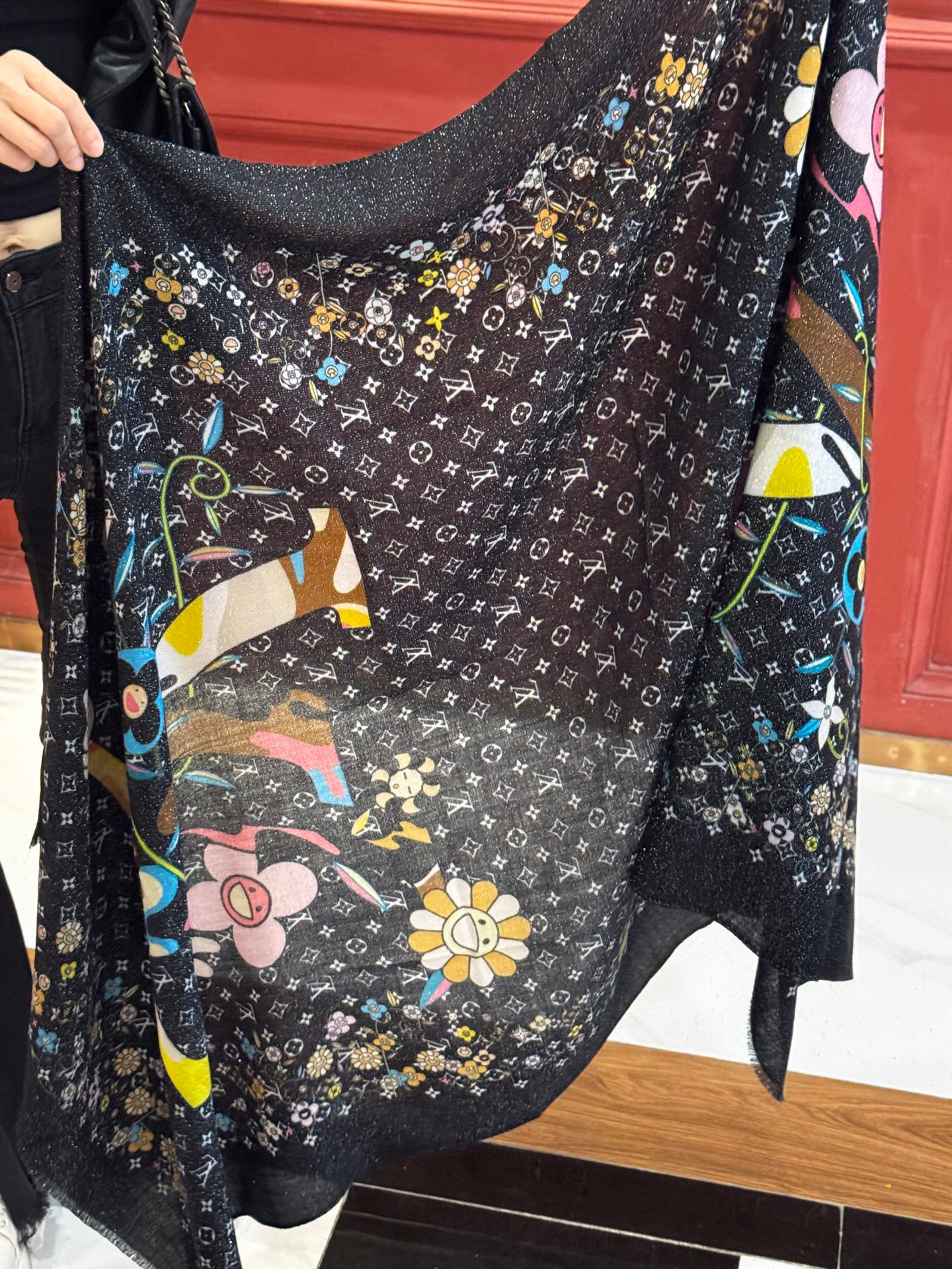   会发光发亮的围巾25年新品🌈上新 专柜同步材质 LV x TM Monogram SuPerflat