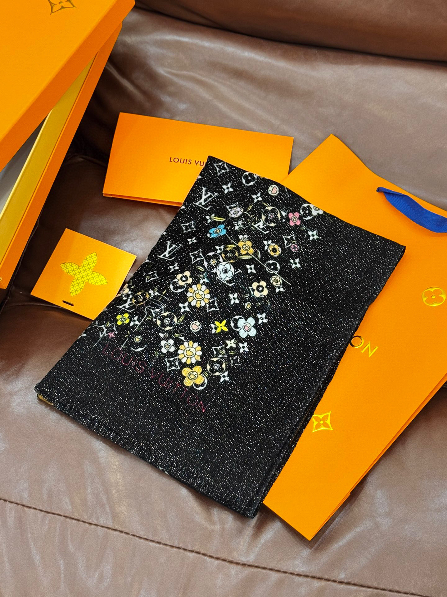   会发光发亮的围巾25年新品🌈上新 专柜同步材质 LV x TM Monogram SuPerflat