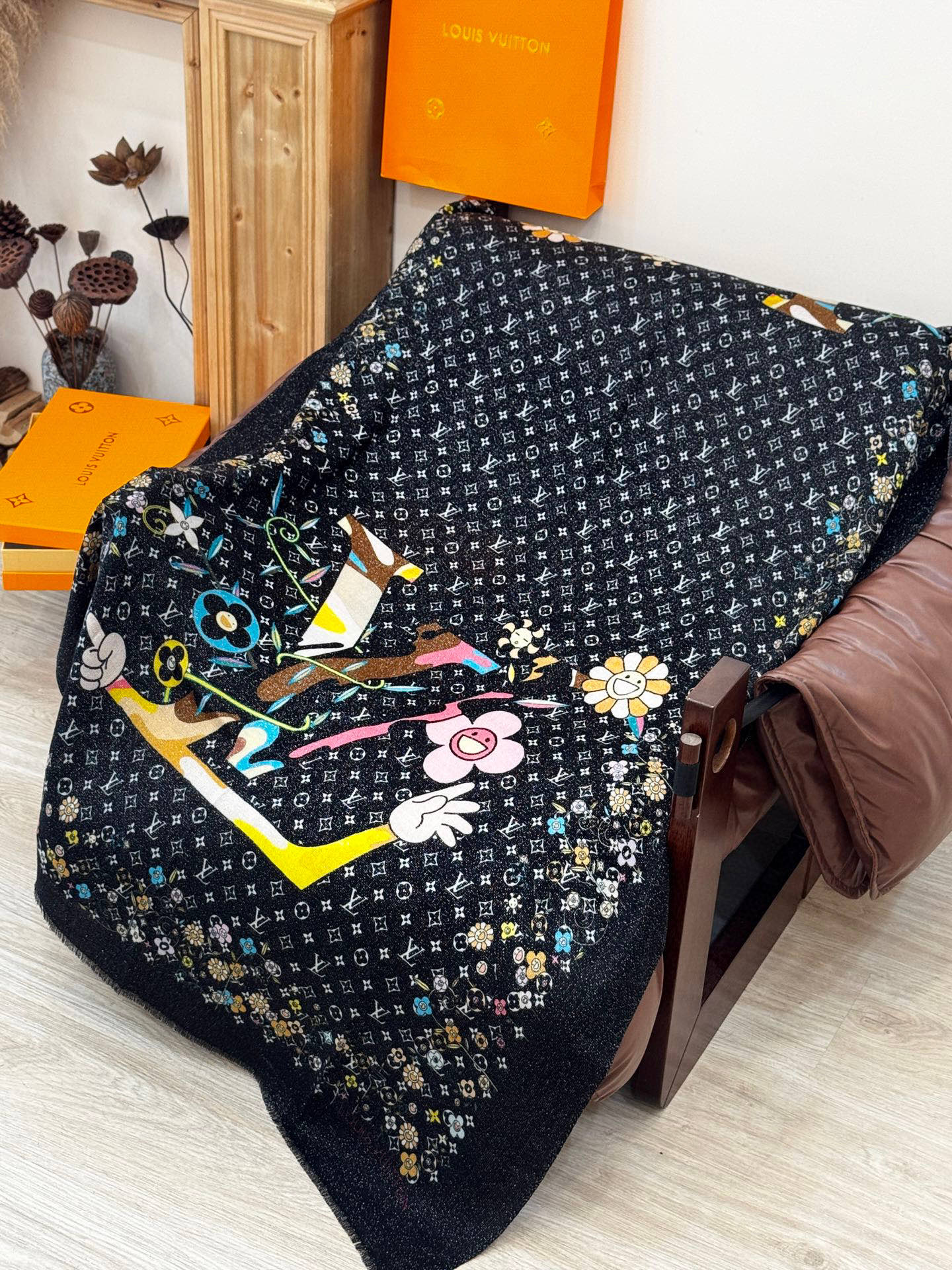   会发光发亮的围巾25年新品🌈上新 专柜同步材质 LV x TM Monogram SuPerflat