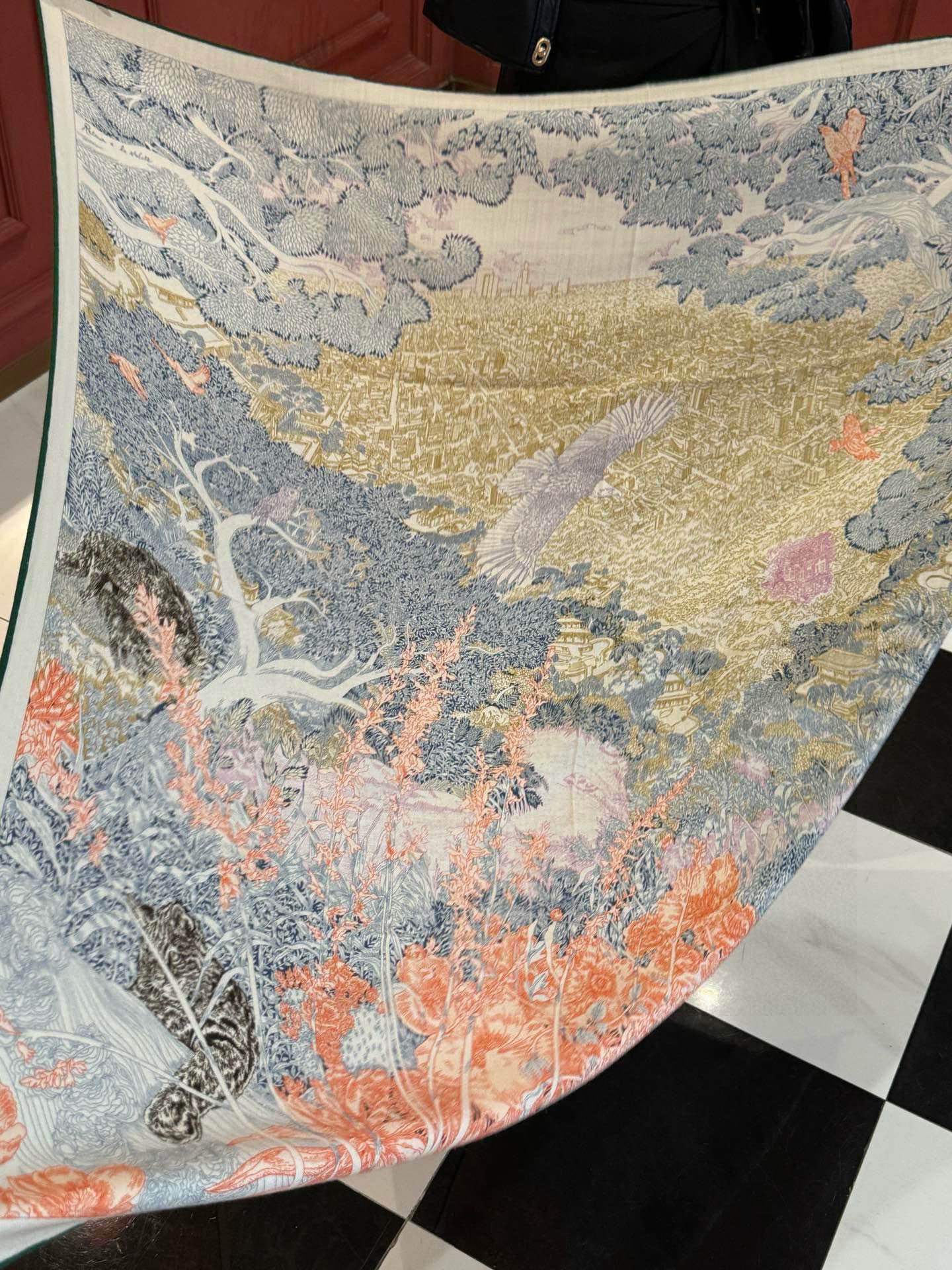   爱马仕～秋冬搭配利器❗️顶级双面同色 版真丝羊绒披肩！！1条等于2条】点睛精彩，图案和配色都超级喜欢