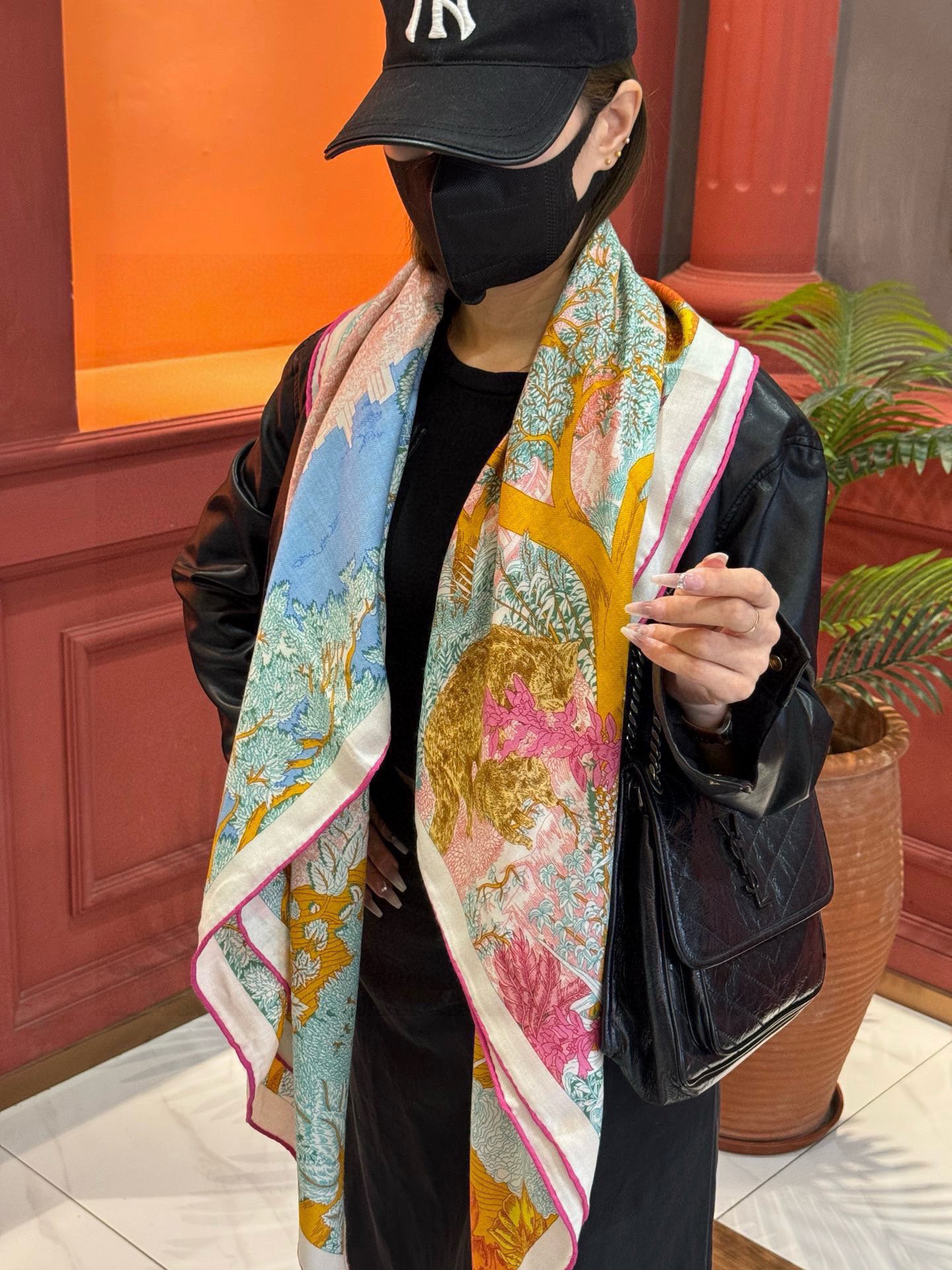   爱马仕～秋冬搭配利器❗️顶级双面同色 版真丝羊绒披肩！！1条等于2条】点睛精彩，图案和配色都超级喜欢