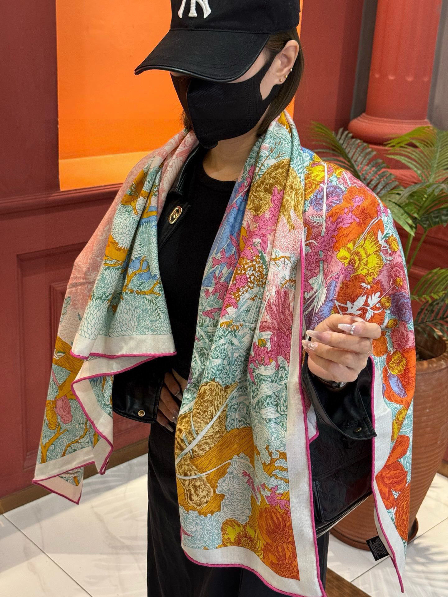   爱马仕～秋冬搭配利器❗️顶级双面同色 版真丝羊绒披肩！！1条等于2条】点睛精彩，图案和配色都超级喜欢