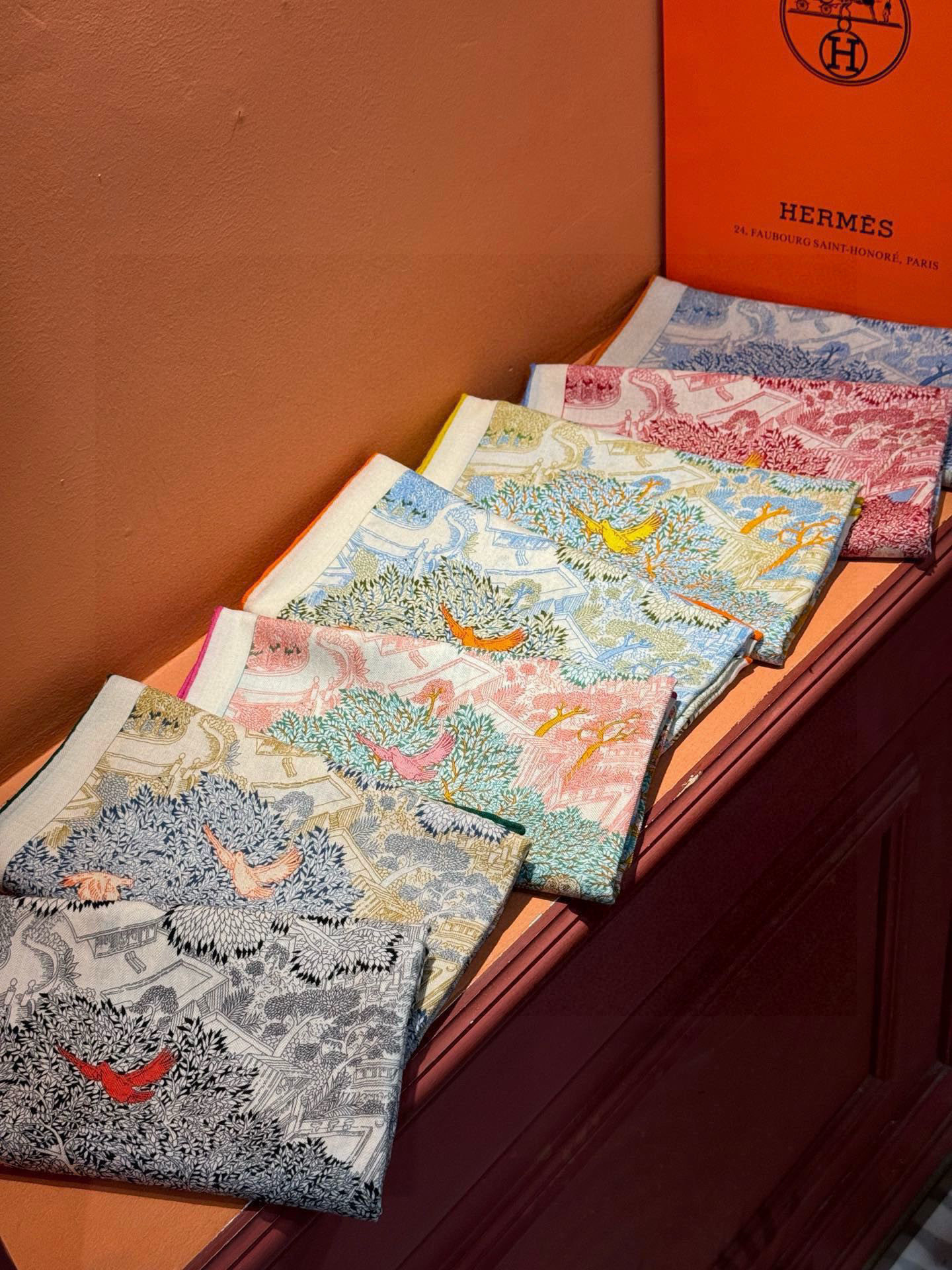   爱马仕～秋冬搭配利器❗️顶级双面同色 版真丝羊绒披肩！！1条等于2条】点睛精彩，图案和配色都超级喜欢