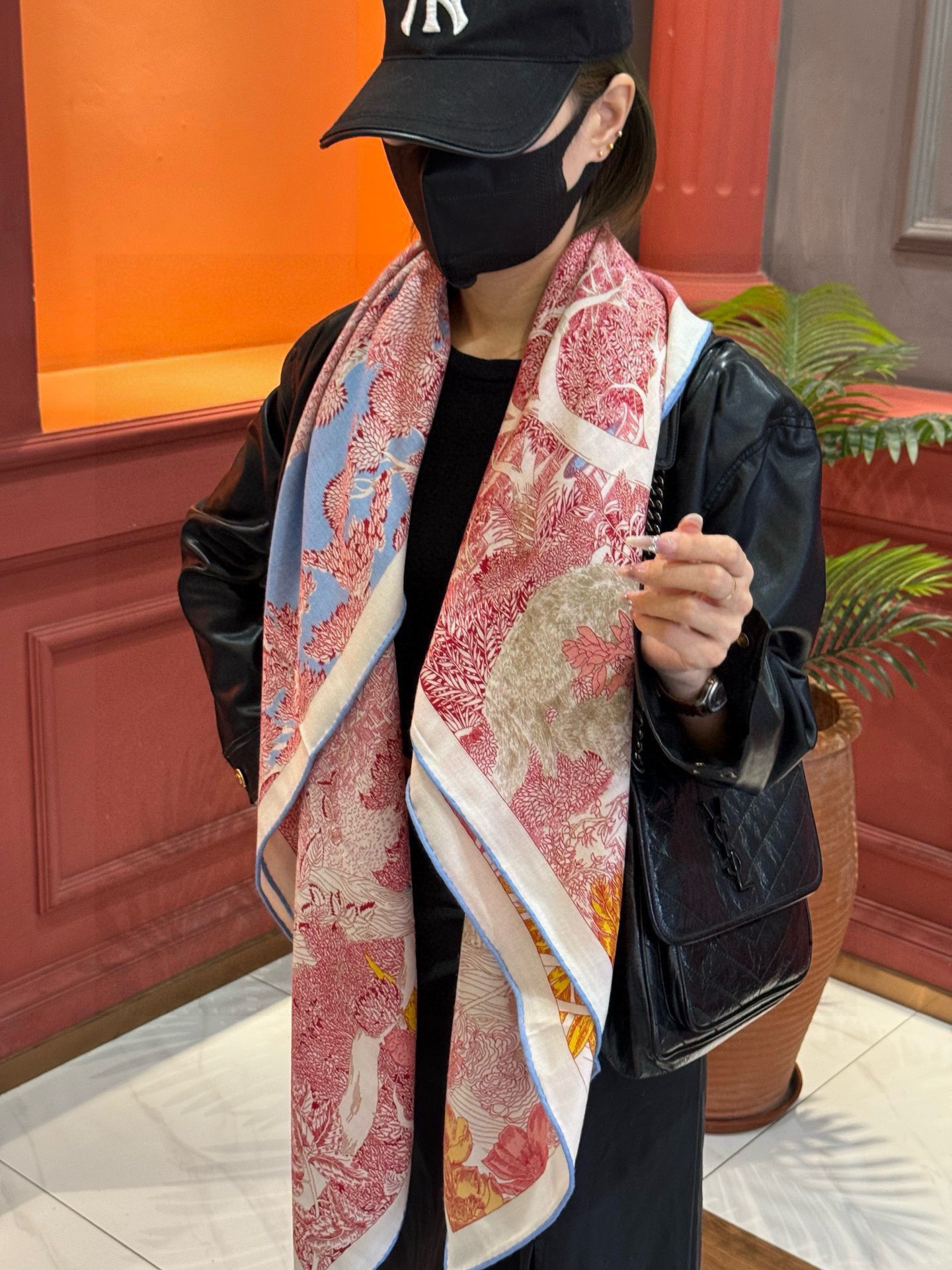   爱马仕～秋冬搭配利器❗️顶级双面同色 版真丝羊绒披肩！！1条等于2条】点睛精彩，图案和配色都超级喜欢