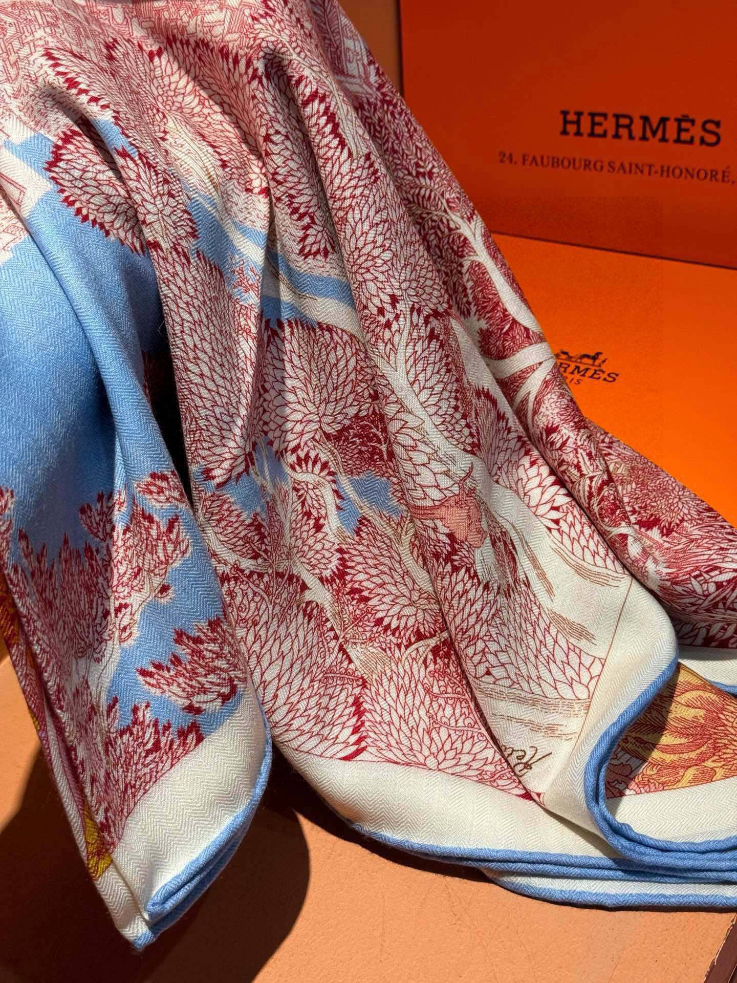   爱马仕～秋冬搭配利器❗️顶级双面同色 版真丝羊绒披肩！！1条等于2条】点睛精彩，图案和配色都超级喜欢