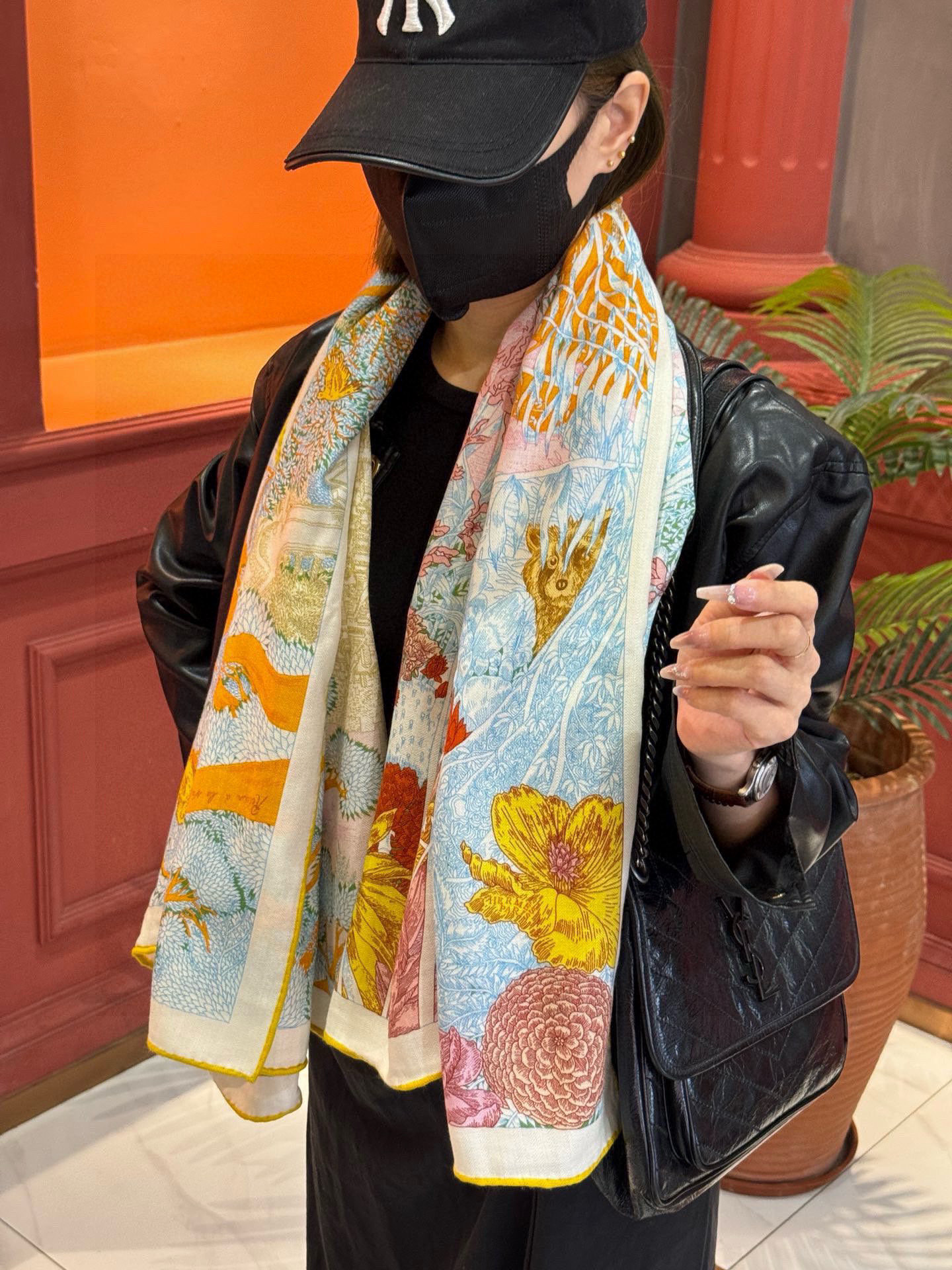   爱马仕～秋冬搭配利器❗️顶级双面同色 版真丝羊绒披肩！！1条等于2条】点睛精彩，图案和配色都超级喜欢