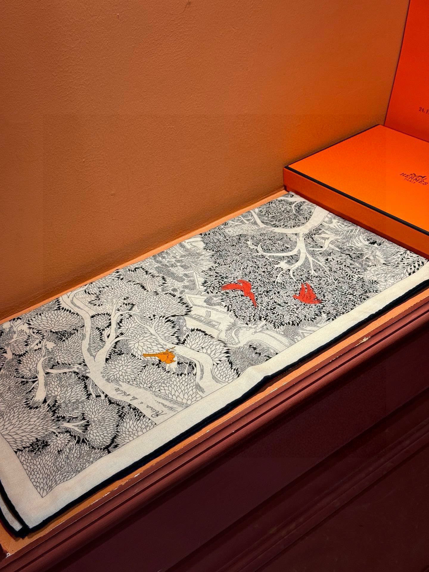   爱马仕～秋冬搭配利器❗️顶级双面同色 版真丝羊绒披肩！！1条等于2条】点睛精彩，图案和配色都超级喜欢