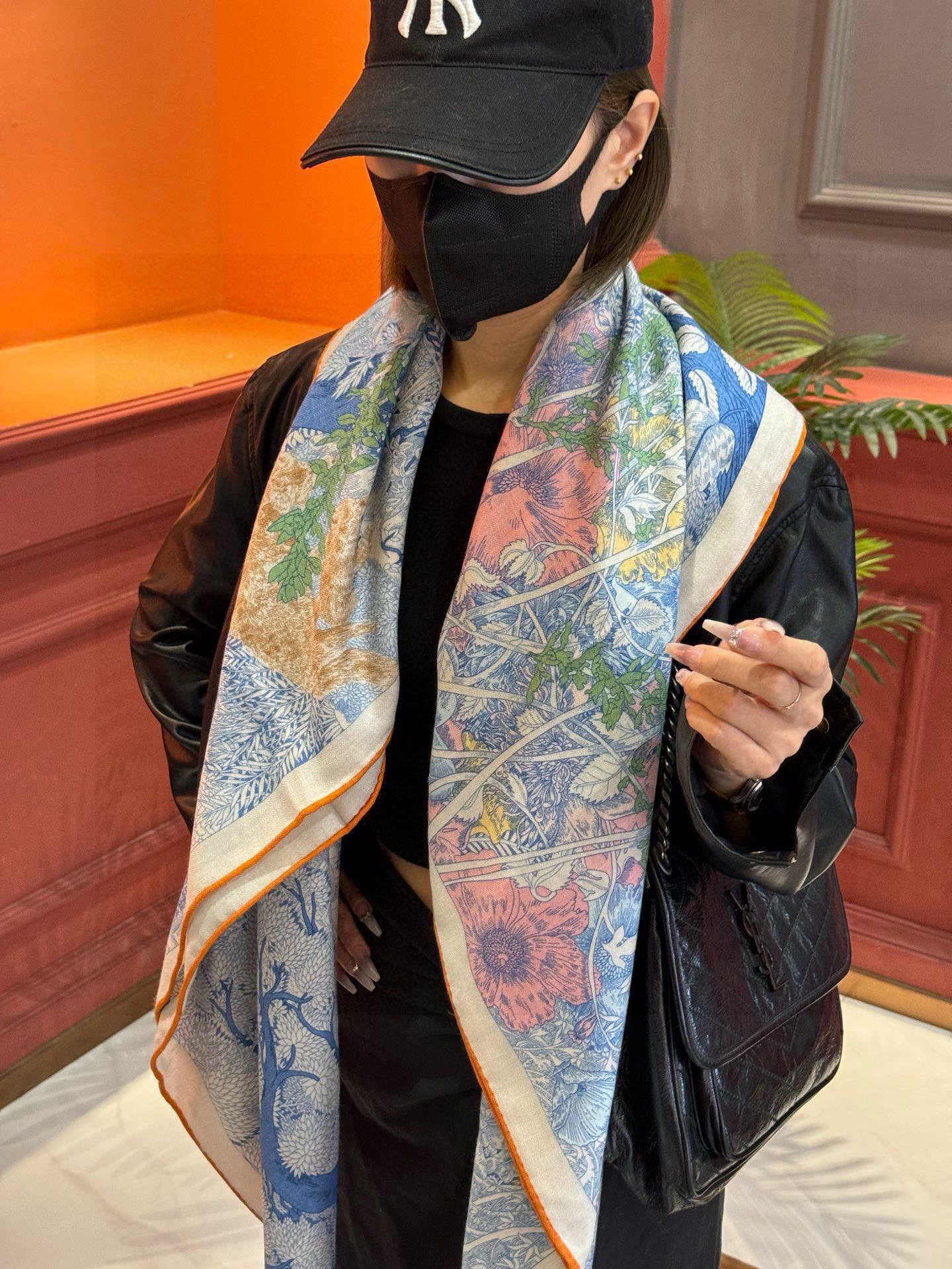   爱马仕～秋冬搭配利器❗️顶级双面同色 版真丝羊绒披肩！！1条等于2条】点睛精彩，图案和配色都超级喜欢