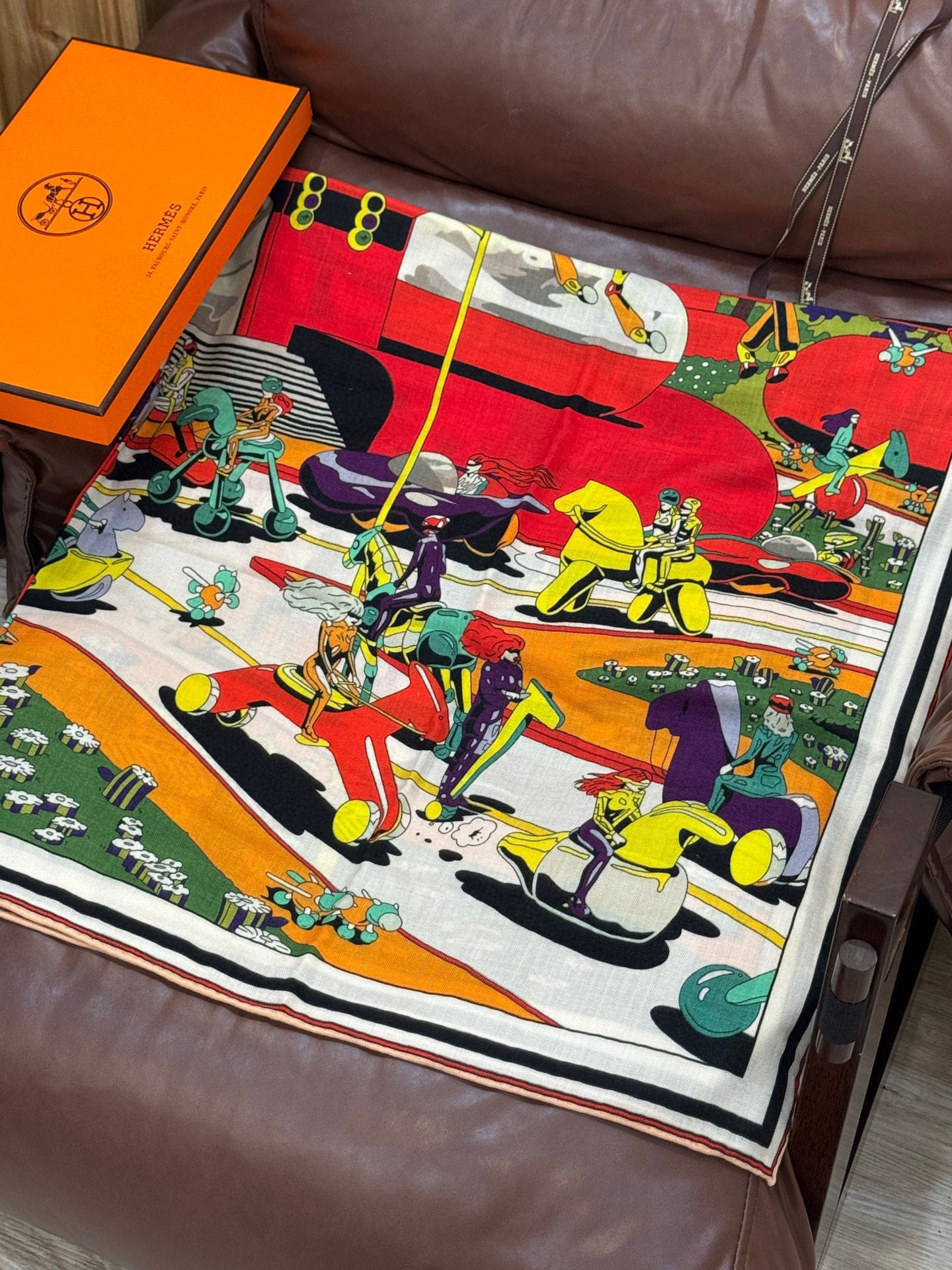   H，目前最热门的 “超现实爱马仕枢纽” 
风靡全宇宙，听名字就充斥着未来空间♥️
艺术品一样的存在，