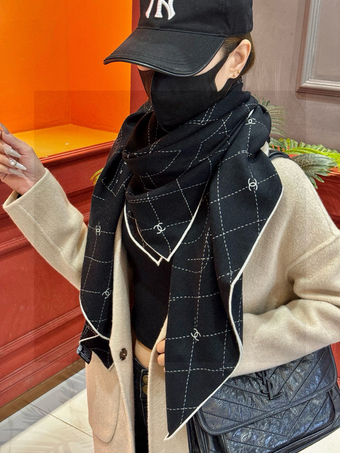 【升级双面同色 加密面料】 上新❤️ 
140*140台版印花  黑白二色 
 高级都市新贵！山茶花的再