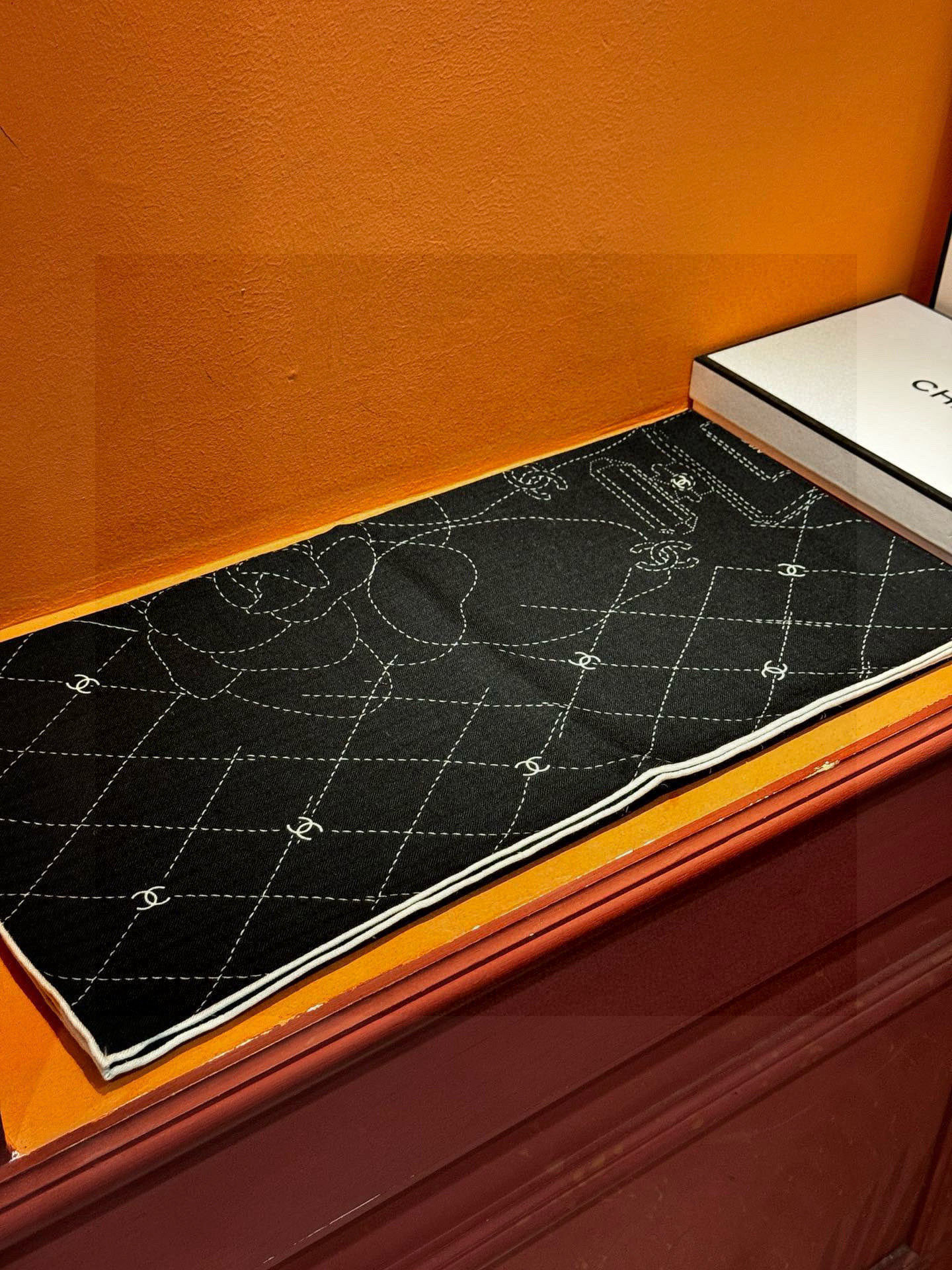 【升级双面同色 加密面料】 上新❤️ 
140*140台版印花  黑白二色 
 高级都市新贵！山茶花的再