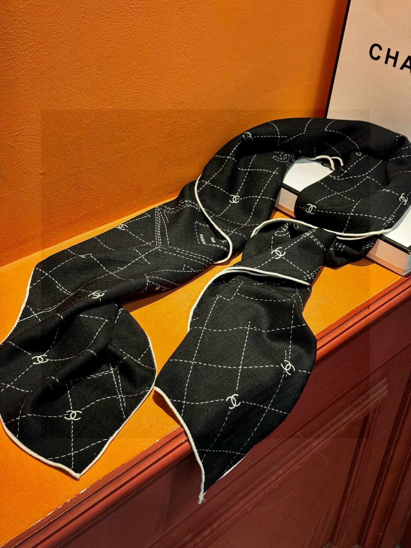 【升级双面同色 加密面料】 上新❤️ 
140*140台版印花  黑白二色 
 高级都市新贵！山茶花的再