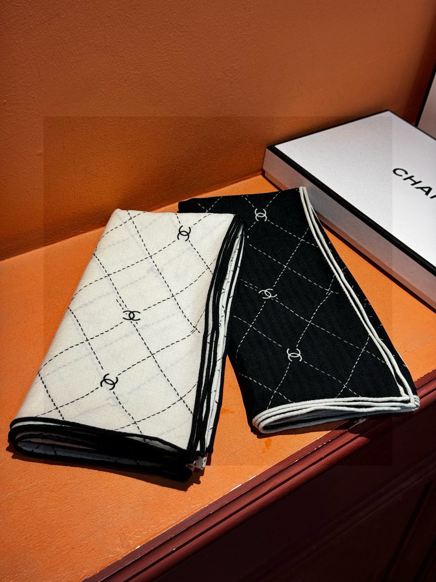 【升级双面同色 加密面料】 上新❤️ 
140*140台版印花  黑白二色 
 高级都市新贵！山茶花的再